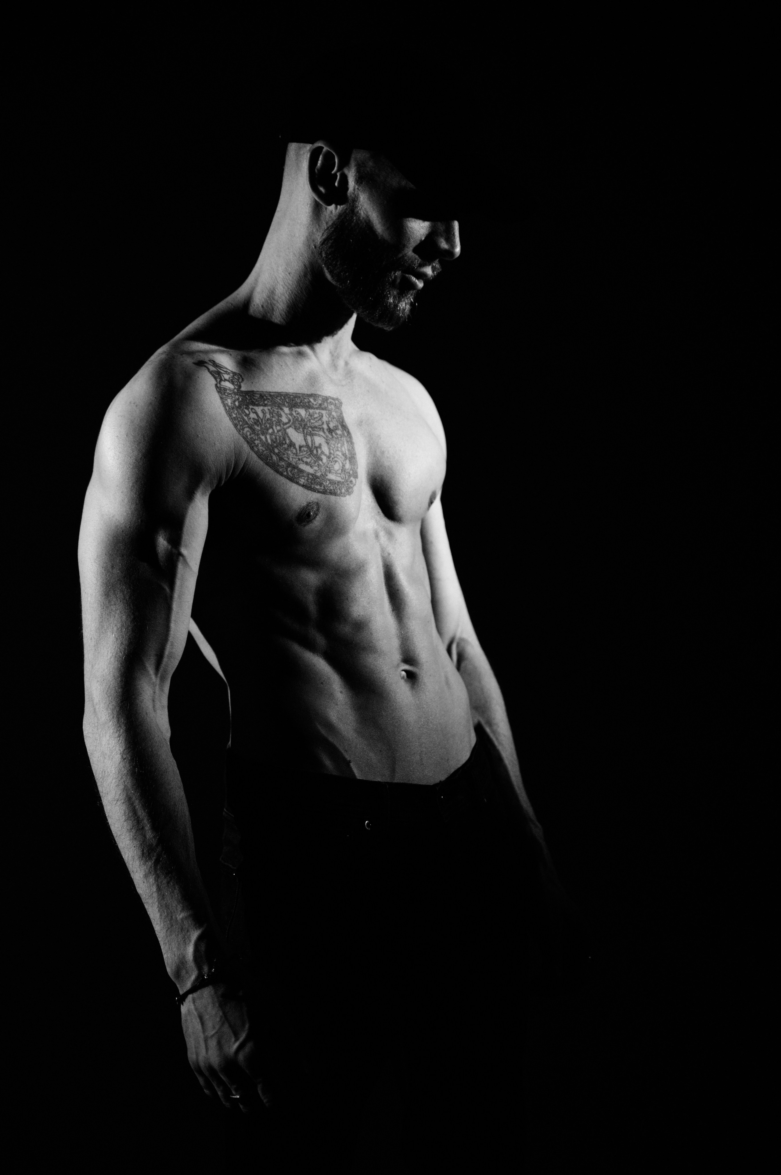 Черно-белый мужской портрет в Москве