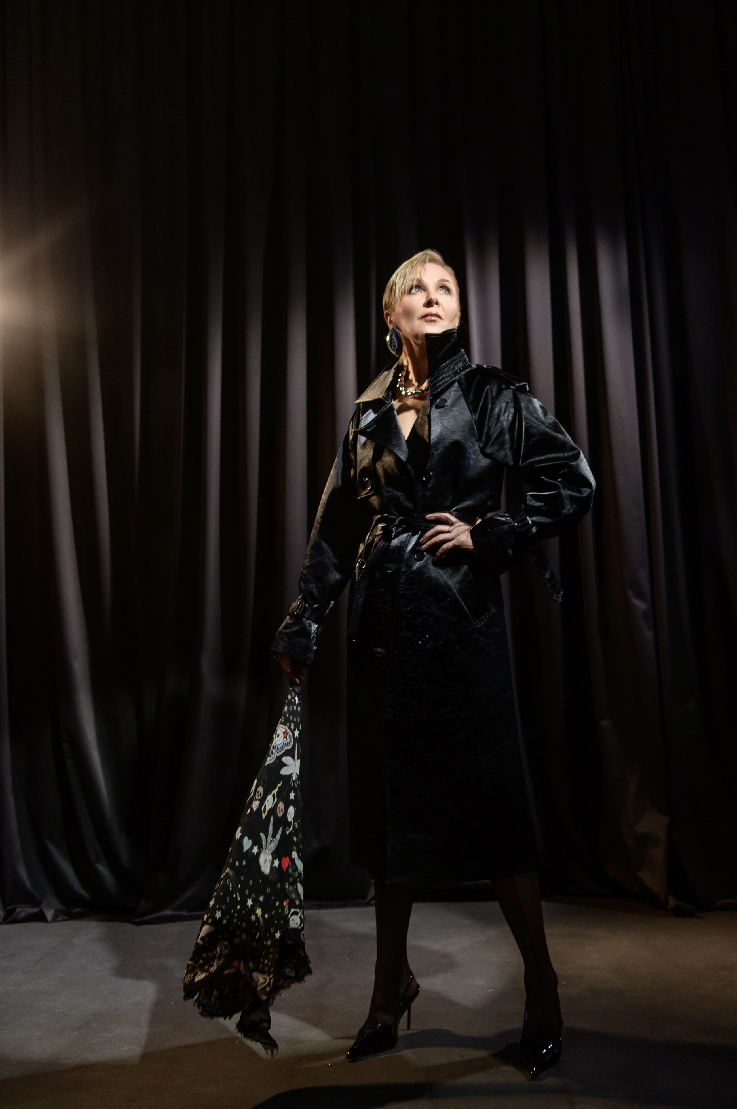Имиджевая съёмка в Москве — модель в полный рост в чёрном образе на фоне тёмных штор