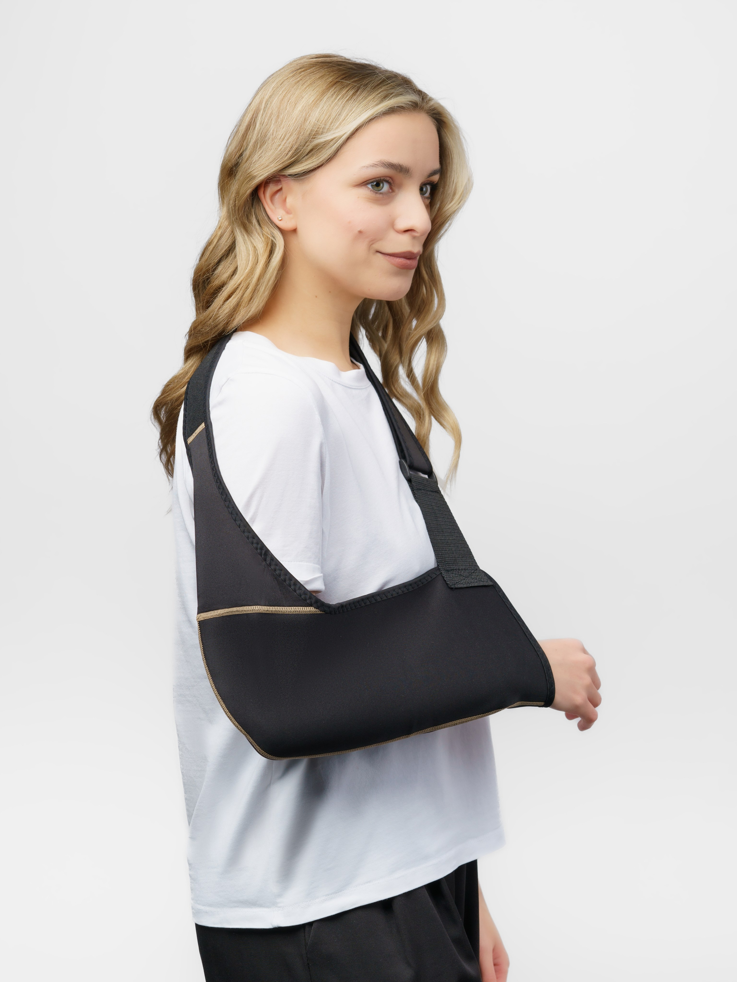 Бандаж-косынка, модель Анна. KED Production — продакшн из СПб. Создаём фото, видео и контент, который помогает брендам и селлерам продавать больше