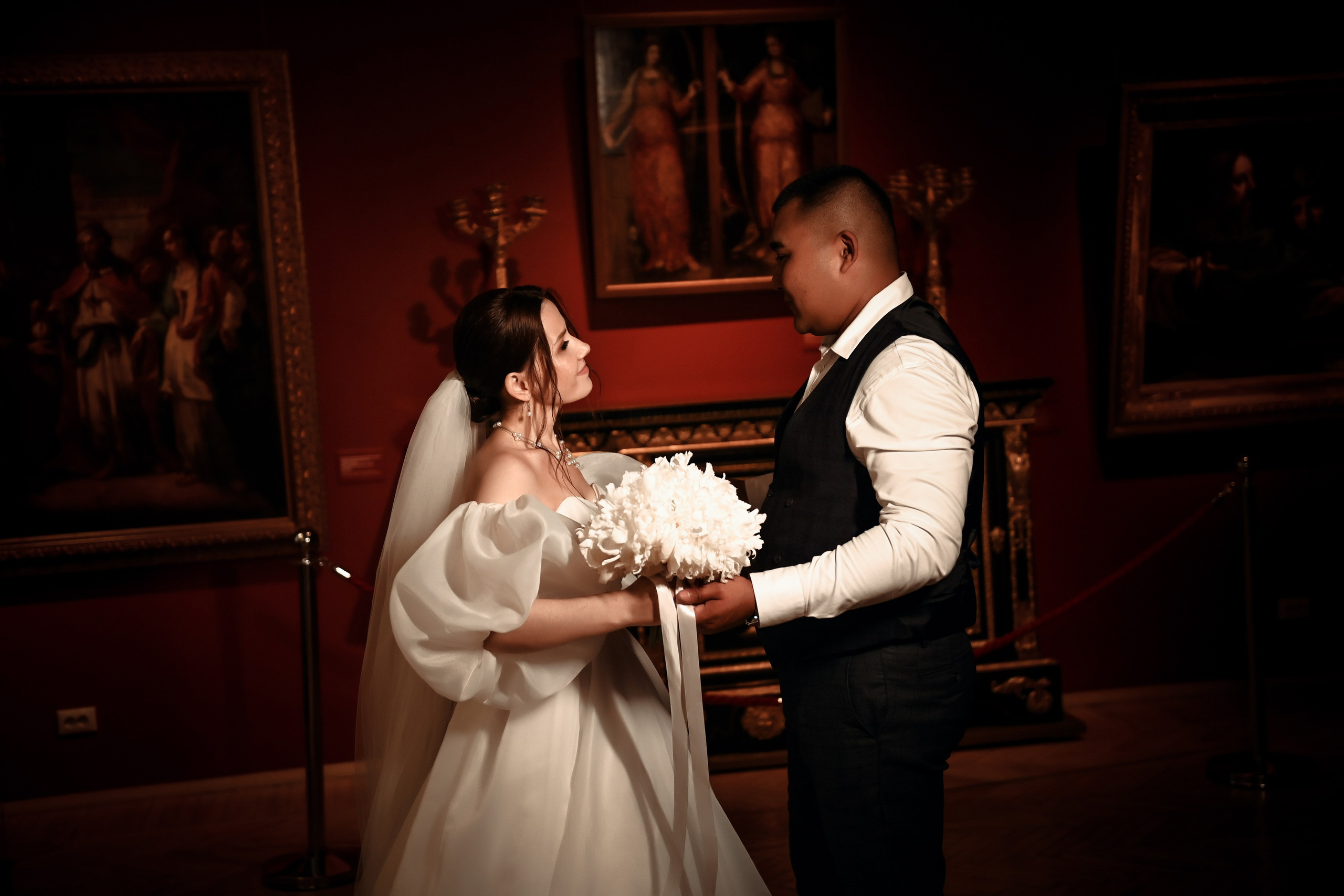 Небольшая свадебная серия в музее и прогулкой под дождем Эльмиры и Ризата. Свадебный, семейный, детский, контент фотограф в Омске Максим Ильин