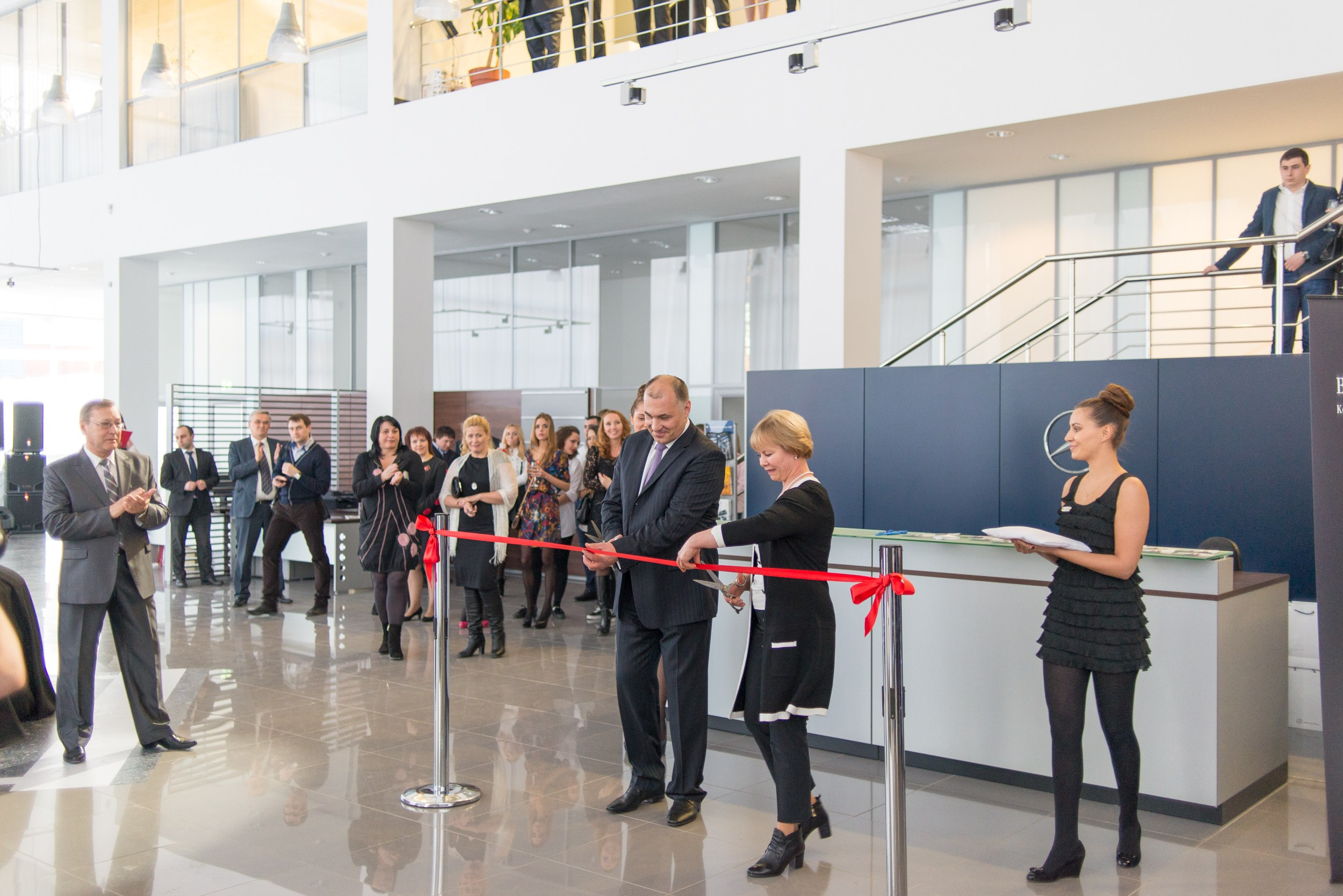 Момент вручения награды лучшему сотруднику года на празднике екатеринбург