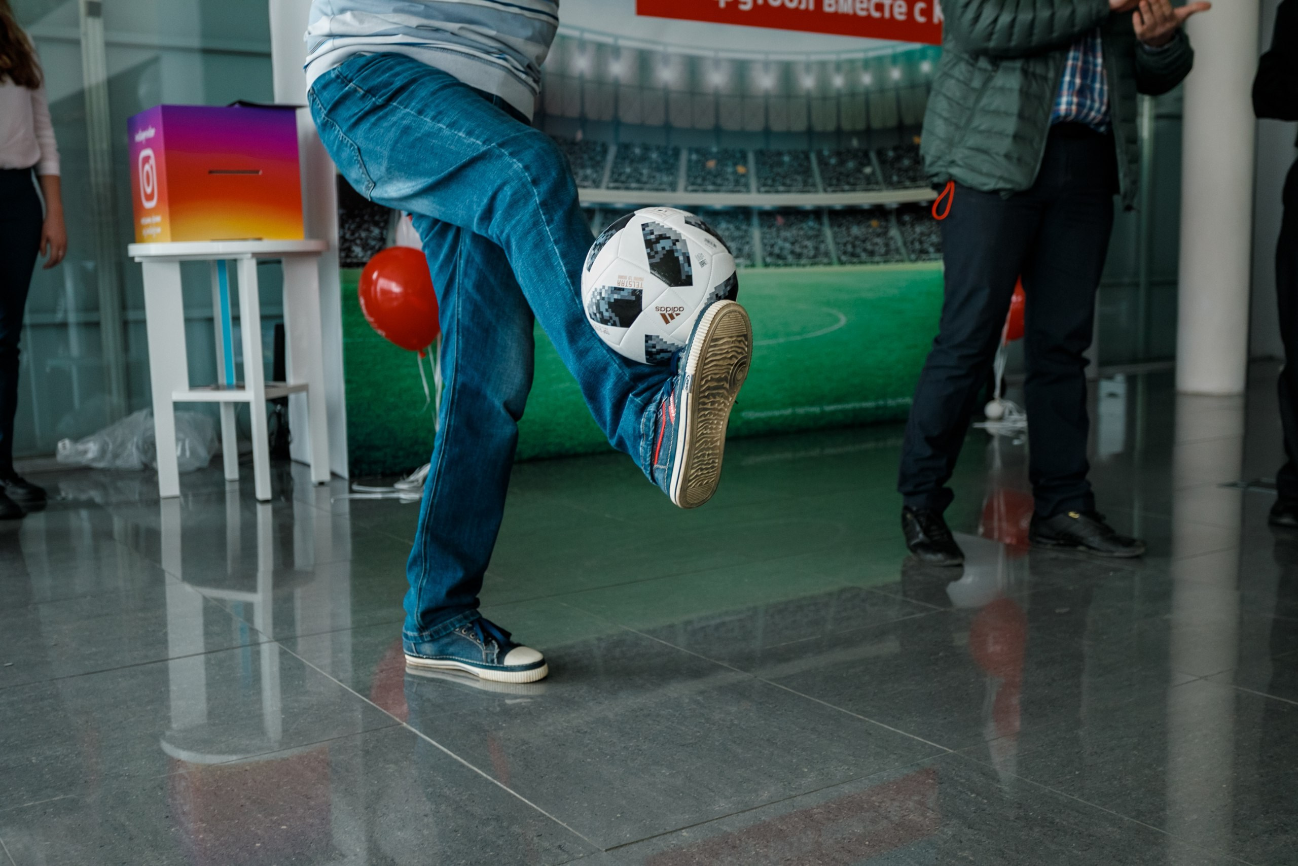 Розыгрыш билетов на ЧМ по футболу FIFA @ Киа Центр. Репортажный фотограф Максим Полянский. Москва, Санкт-Петербург, Красноярск