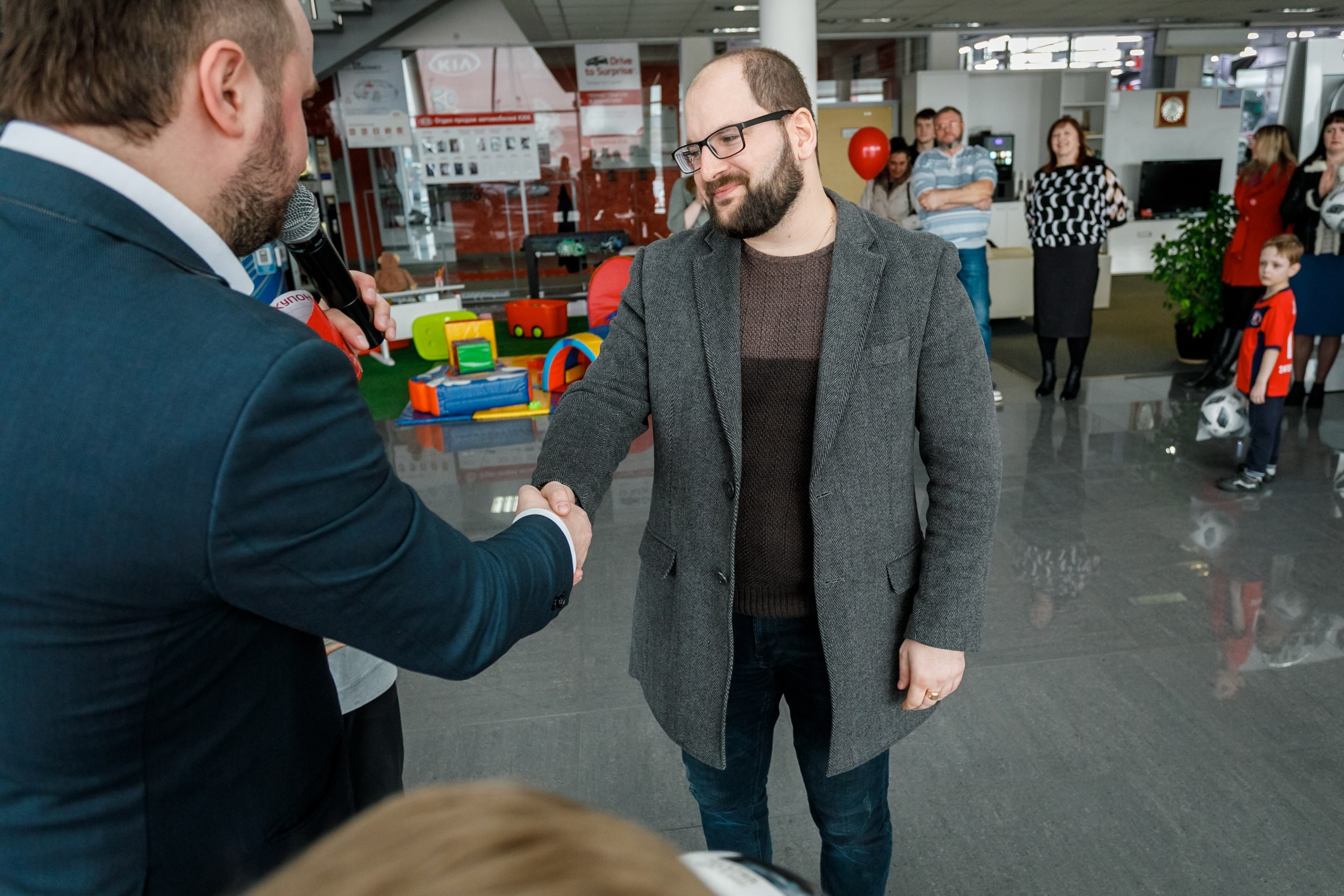 Розыгрыш билетов на ЧМ по футболу FIFA @ Киа Центр. Репортажный фотограф Максим Полянский. Москва, Санкт-Петербург, Красноярск