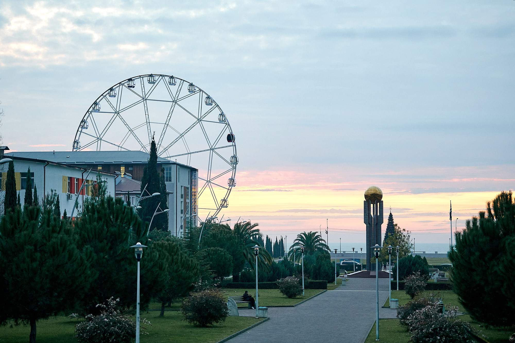Гагра, Абхазия. Декабрь 2024. Фотографии отовсюду и обо всем