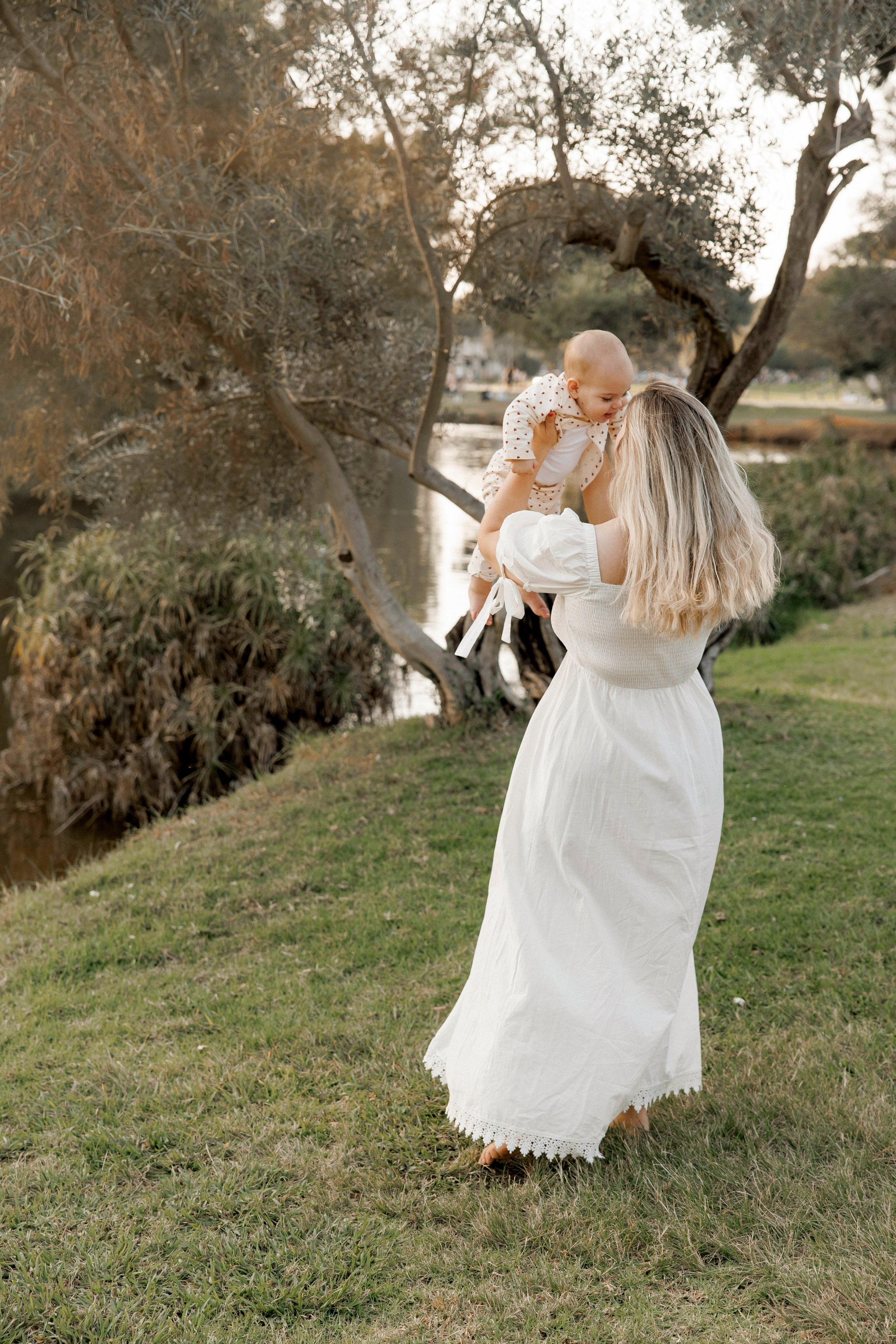 First year photoshoot inside the park (sunset). Wedding and family photographer