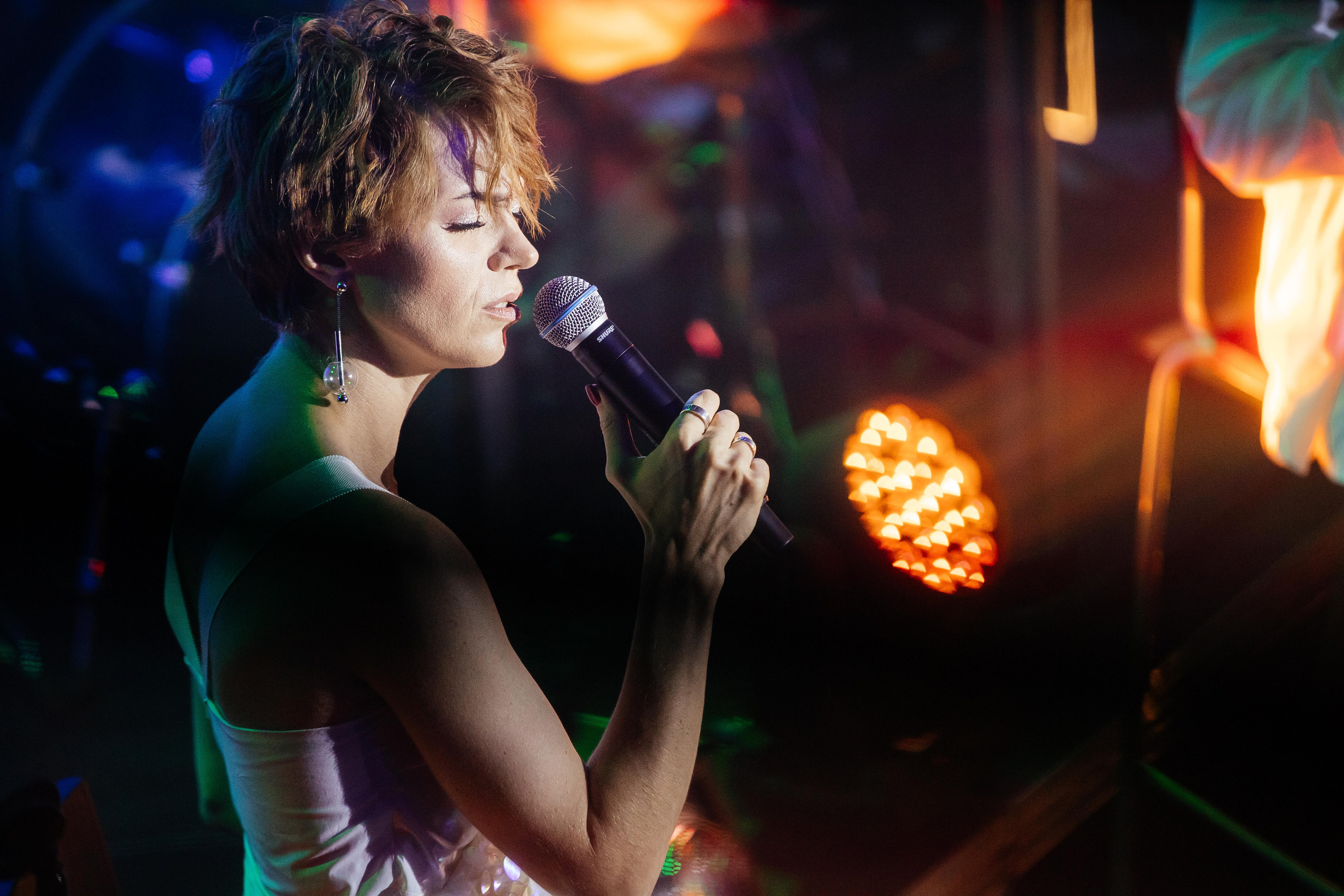 Марина поёт. Фотограф в Красноярске Надежда Воскресенская