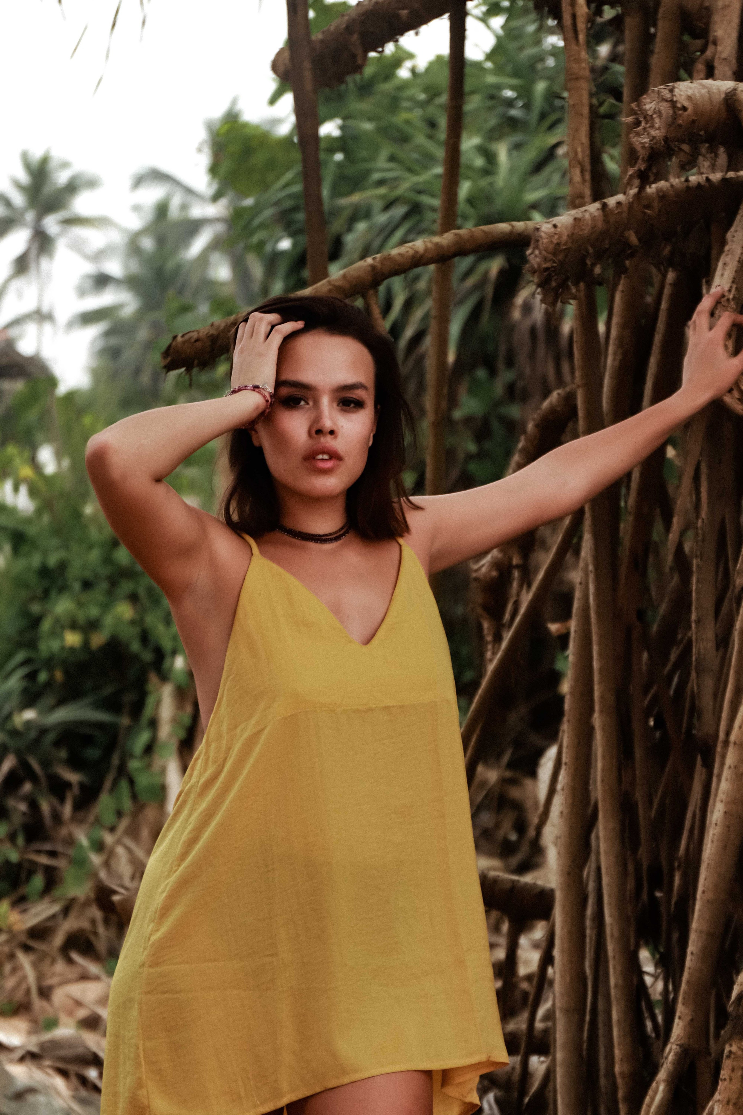 Авторская съемка среди вулканических камней Хиккадувы: воздушные туники бренда Nakota Tuwa в движении, контраст нежных тканей и дикой природ. Фотограф на Шри-Ланке