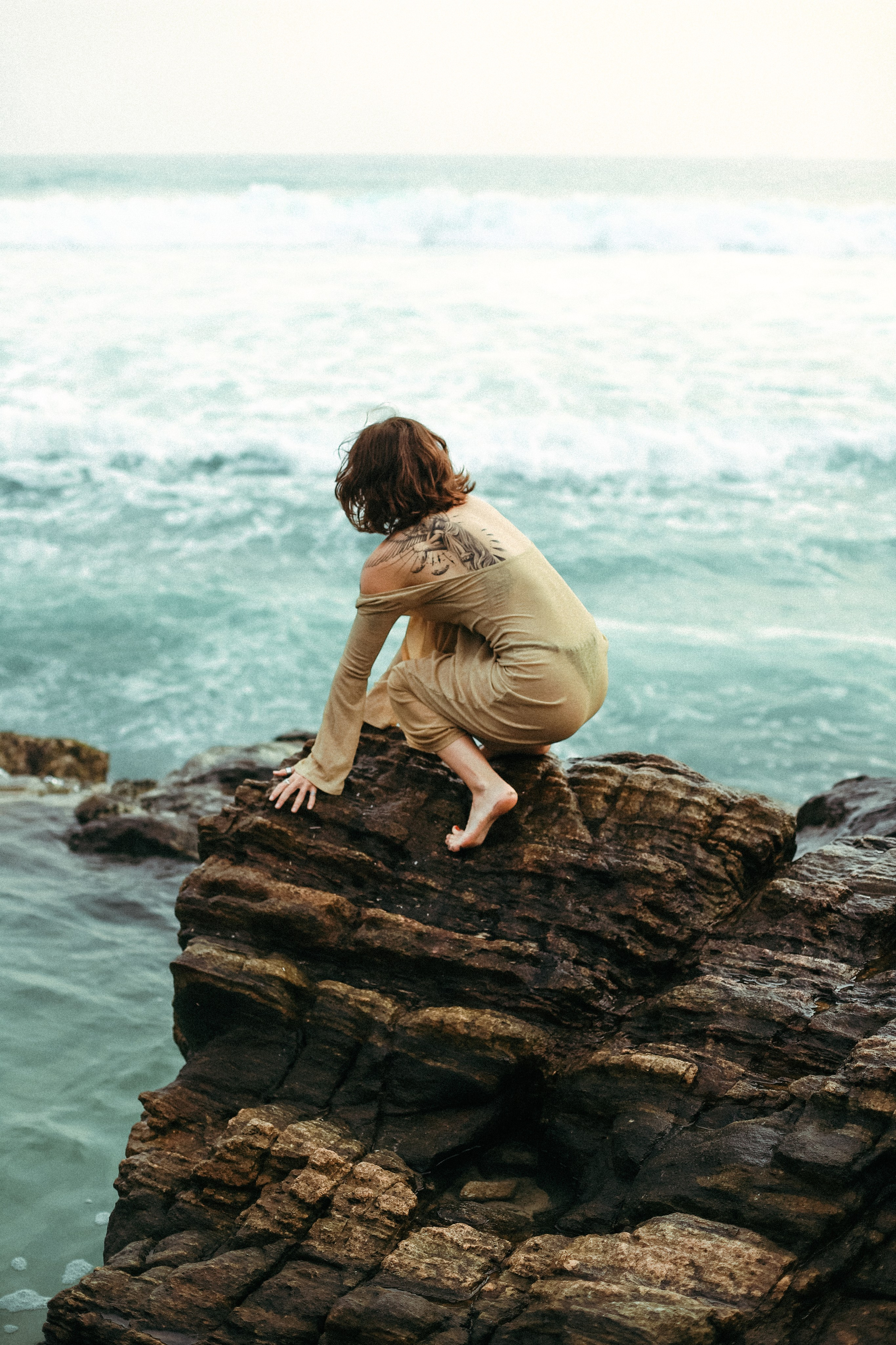 Эстетичные кадры на закате: девушка в прозрачном платье на камнях у отеля Naomi Beach | Нюд-фото. Фотограф на Шри-Ланке