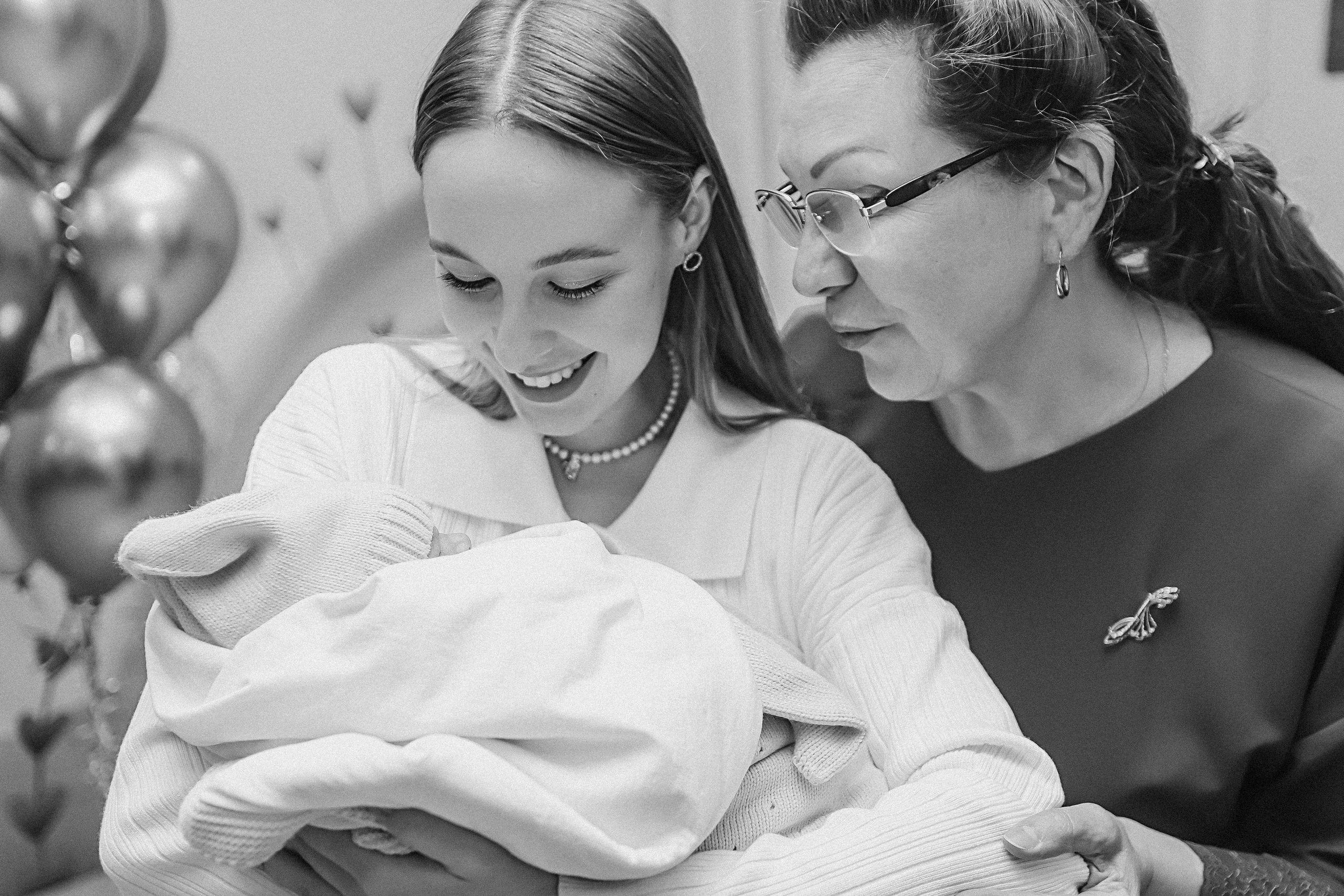 Выписка палата+внизу ПЦЭ. Семейный фотограф Тюмень, фотограф на роды Салмина Мария