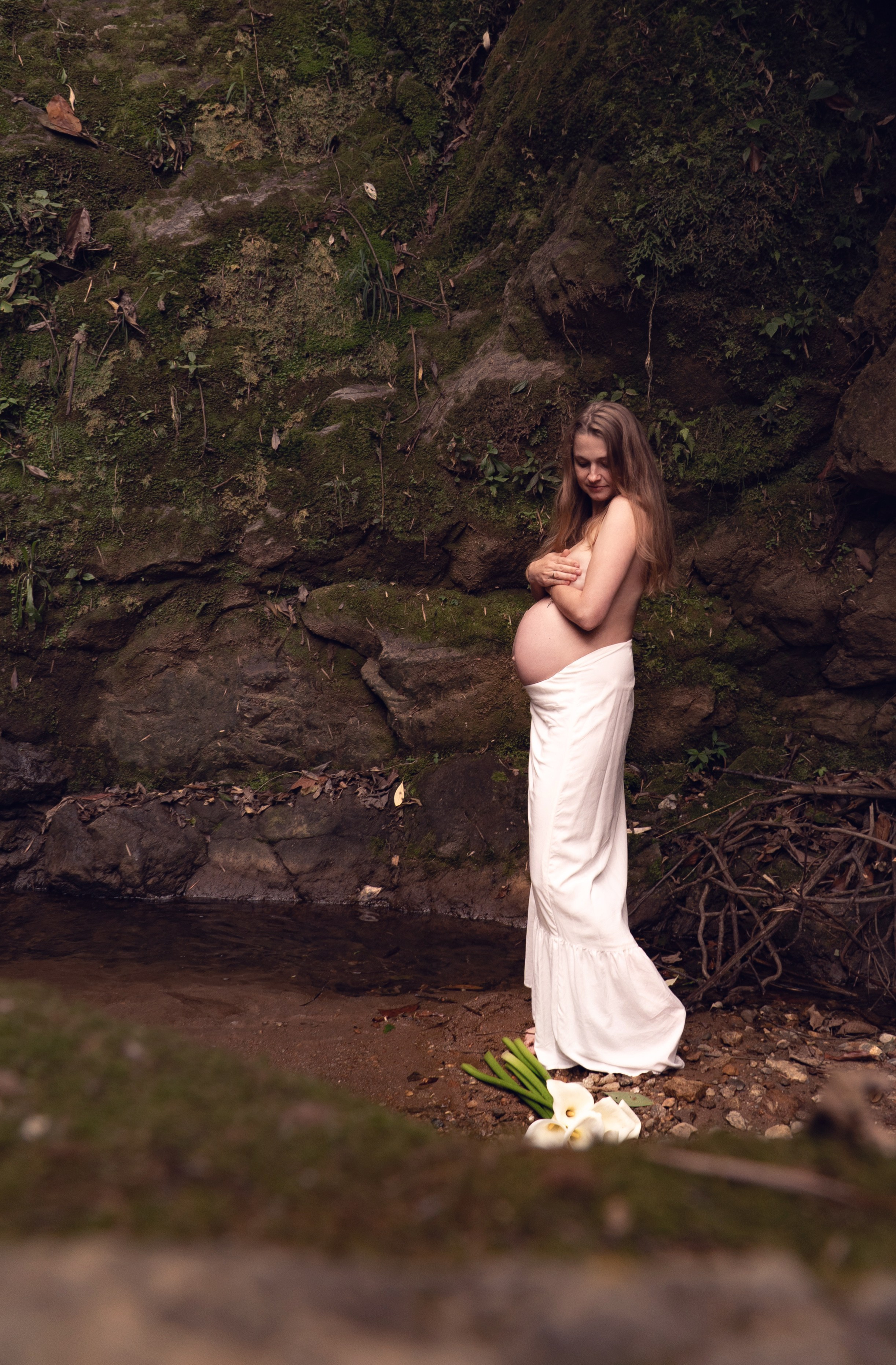 Olya y cascada / Olya and waterfall. Wedding Photographer in Barcelona and Medellin