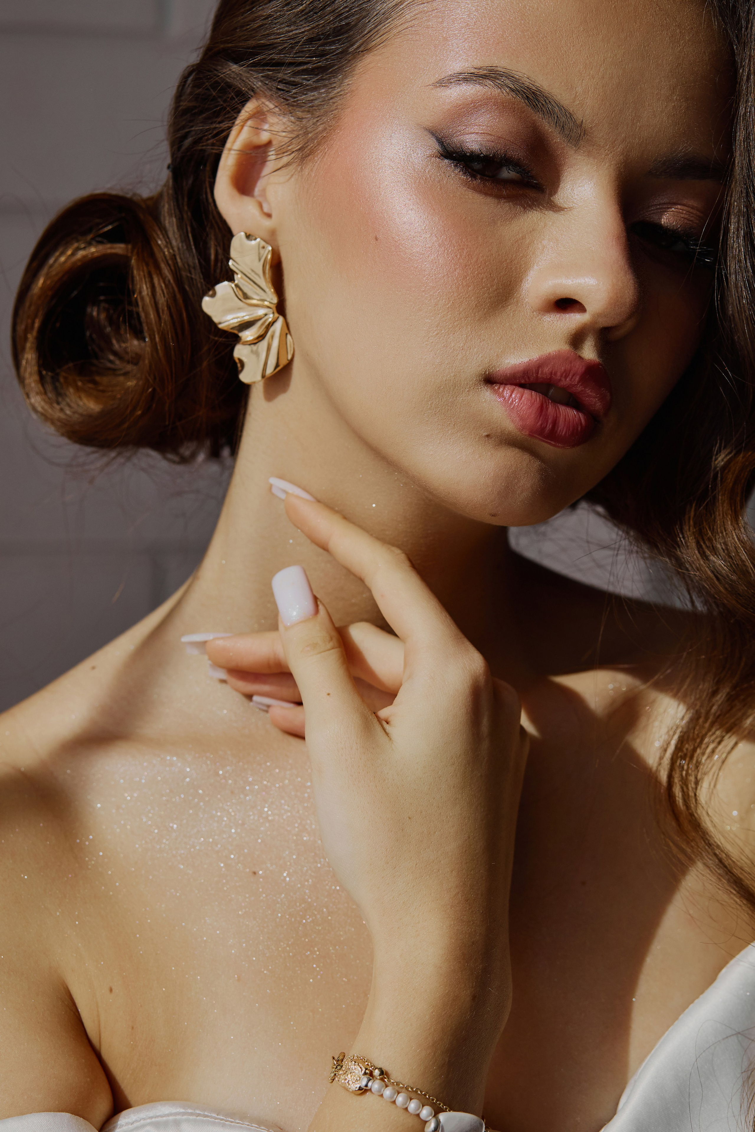 Индивидуальная фотосессия в Анапе для Алины в белом и черном платьях