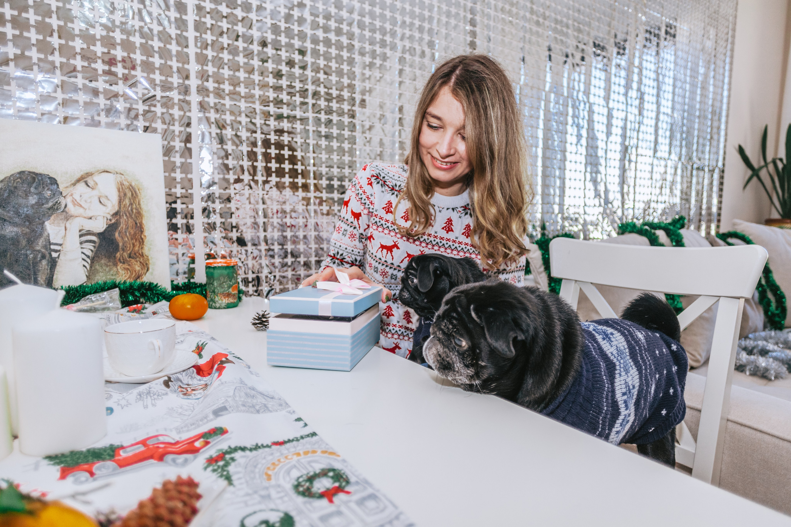 Домашняя фотосессия Оли и двух ее мопсов. Фотограф-анималист Татьяна Степанова