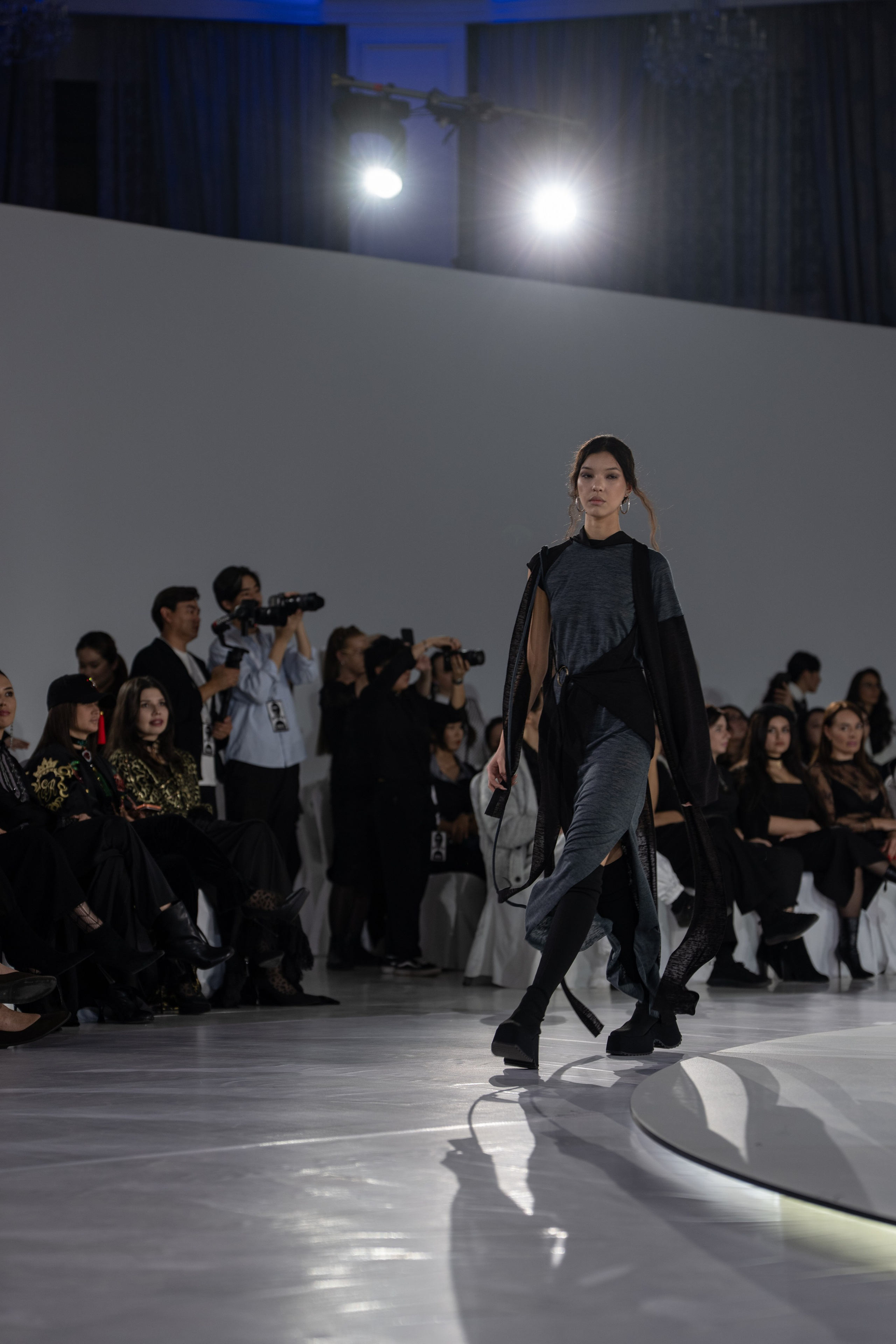 Design August. Сайт Алматинского НЮ АРТ, будуар и фэшн фотографа Дениса Карпенко