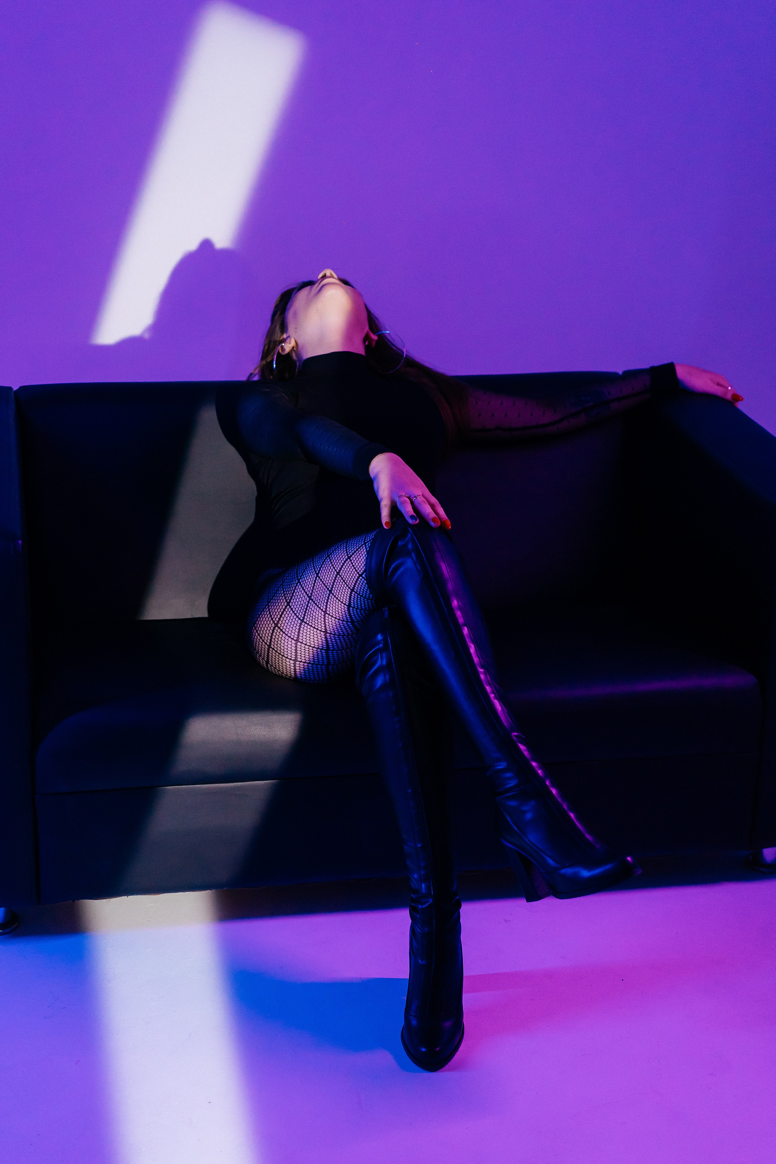 Фотосессия в неоновом свете в фотостудии. Фотограф и видеограф Смоленск | Студия Цезарь