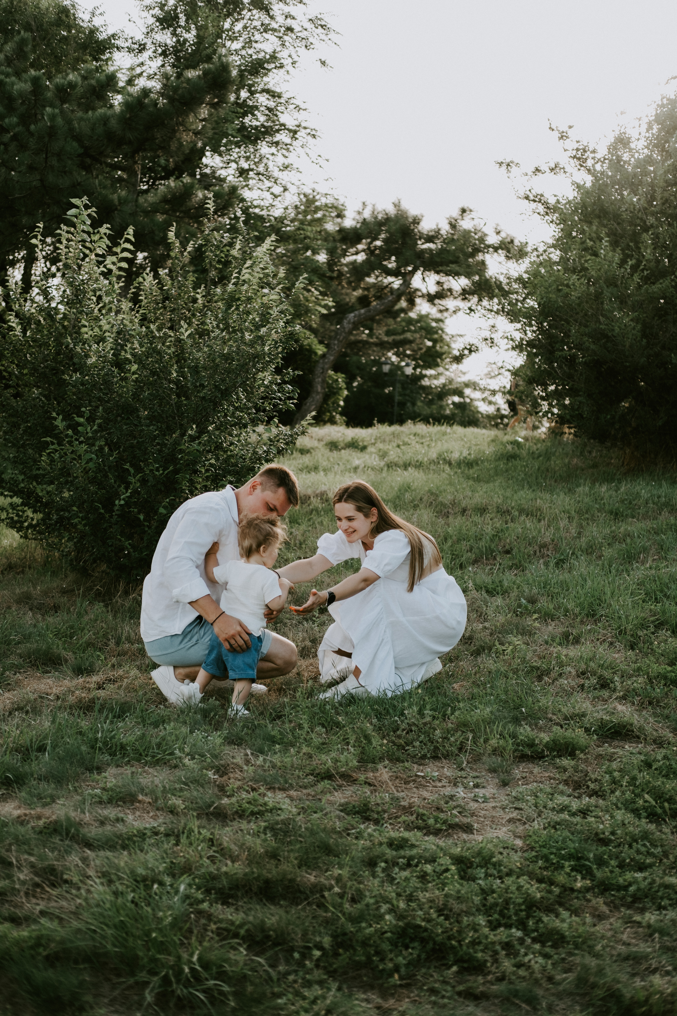 Мама папа и малыш в парке на прогулке