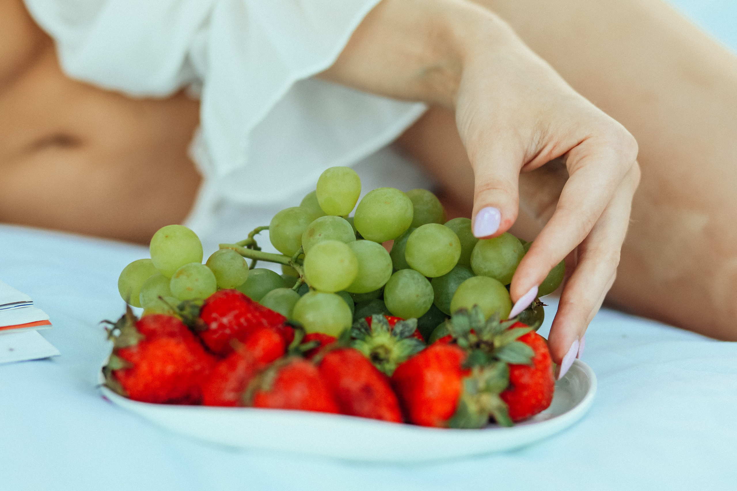 утро очень красивая невеста блондинка цветы природа лето декор дерево кровать бокал