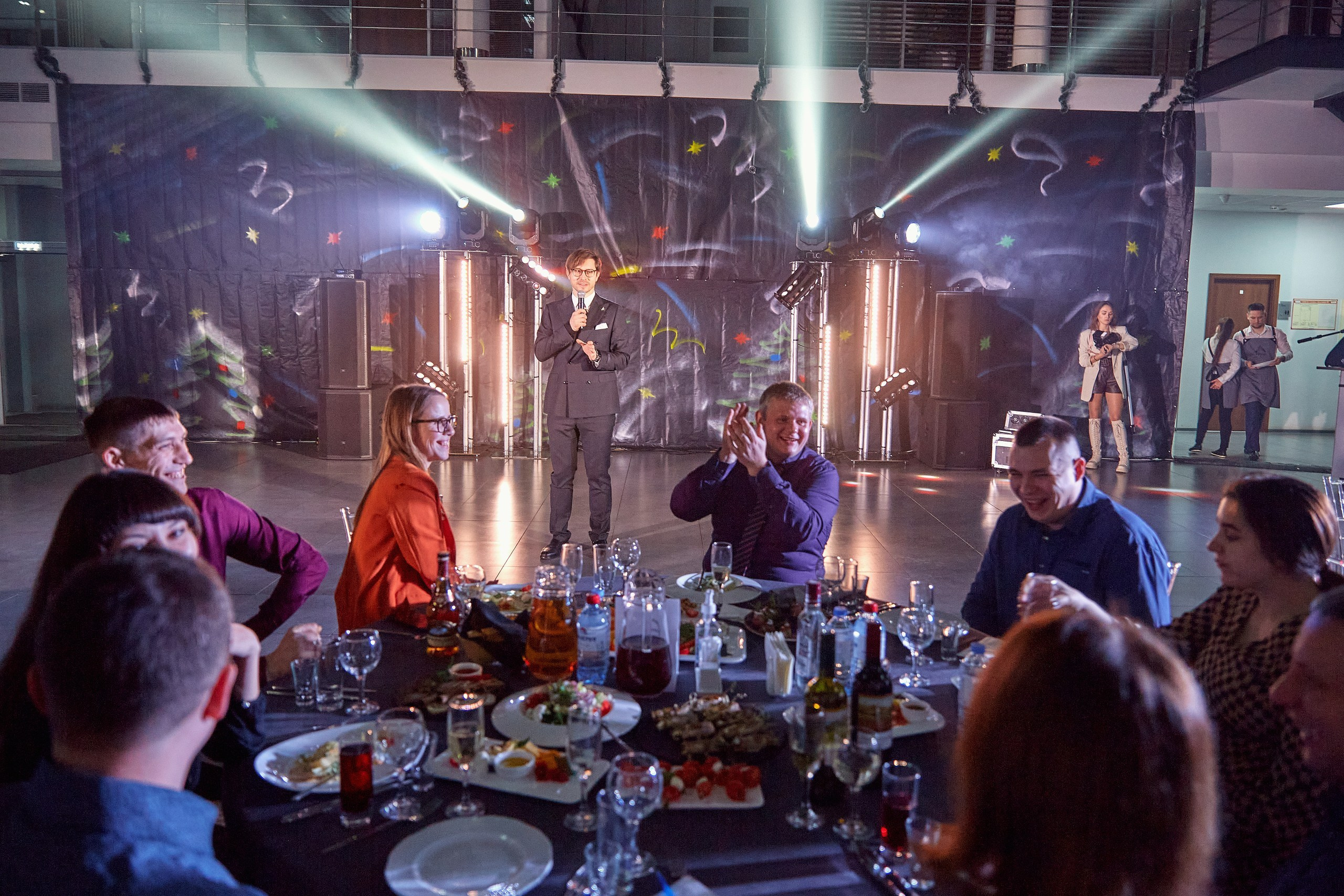 Транс-Инвест / Новогодний корпоратив на территории автосалона. Антон Артюшин, портретный фотограф. Москва