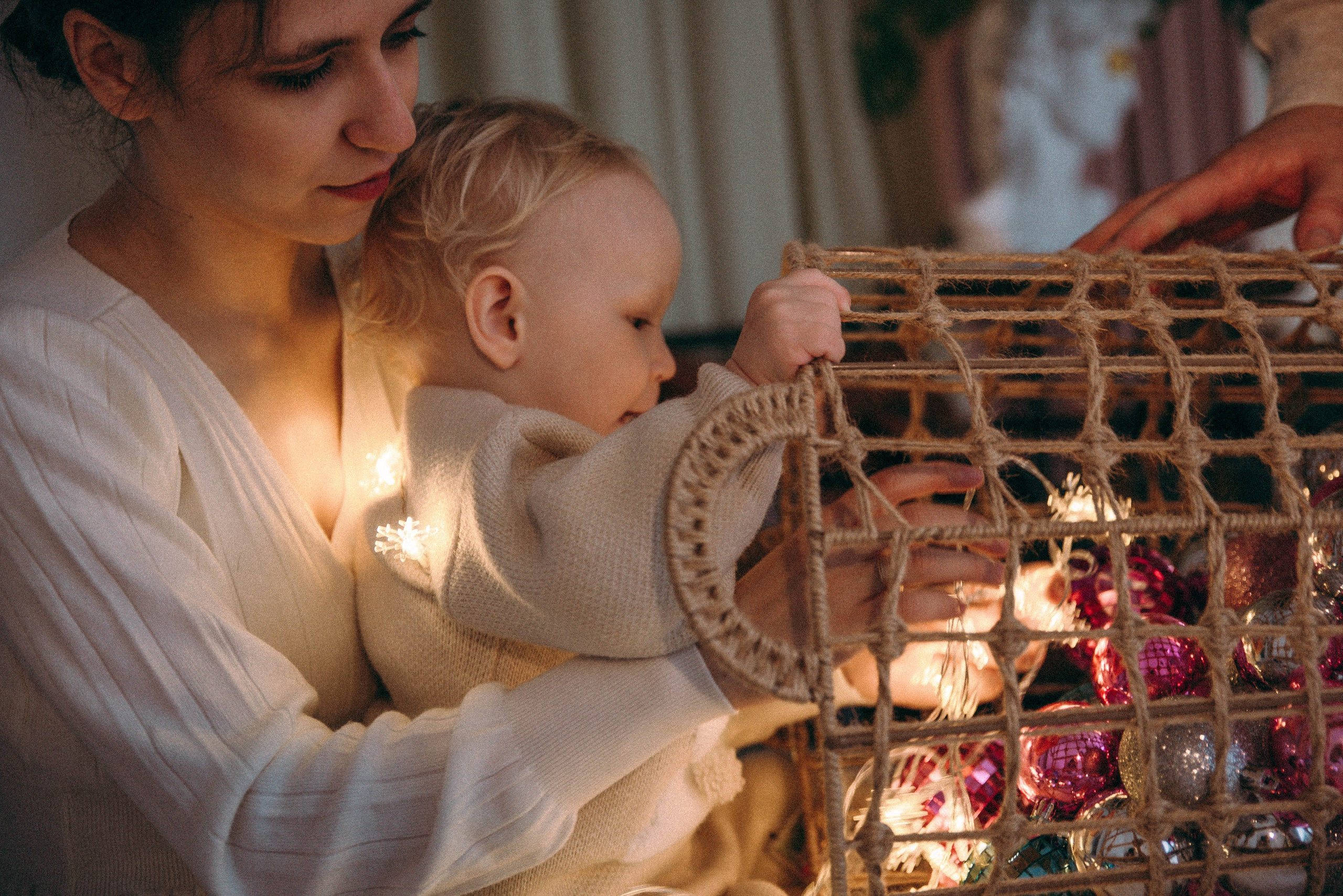 Мама и ребёнок достают новогодние игрушки