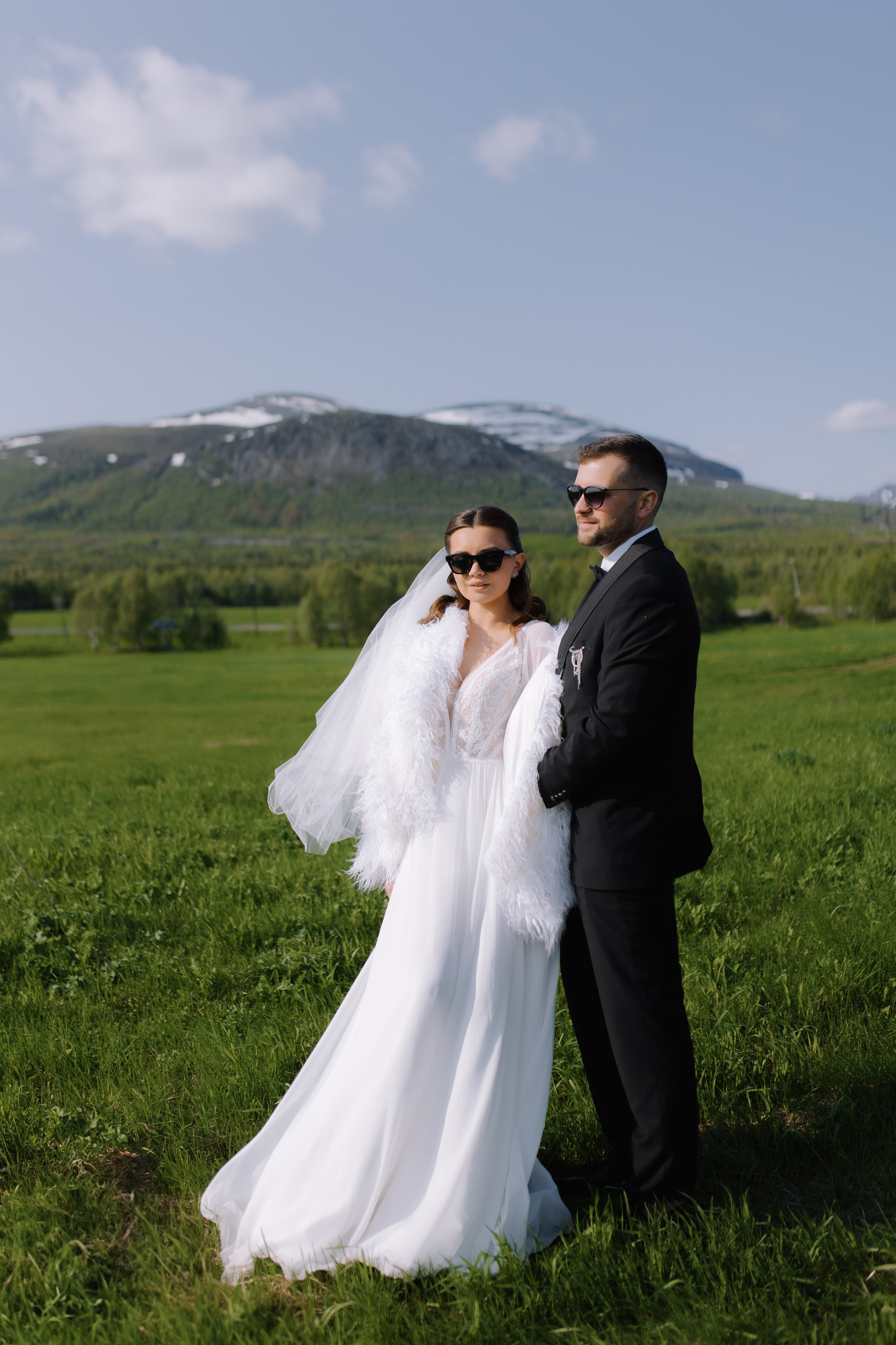 Великолепный природный фон подчеркивает чистоту и искренность чувств молодоженов.