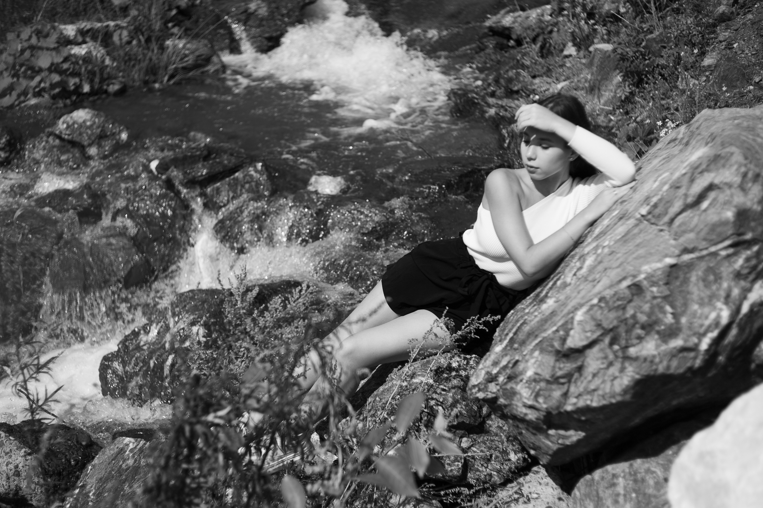 Портрет девушки, лежащей на камнях, фотограф Иван Зиновьев 