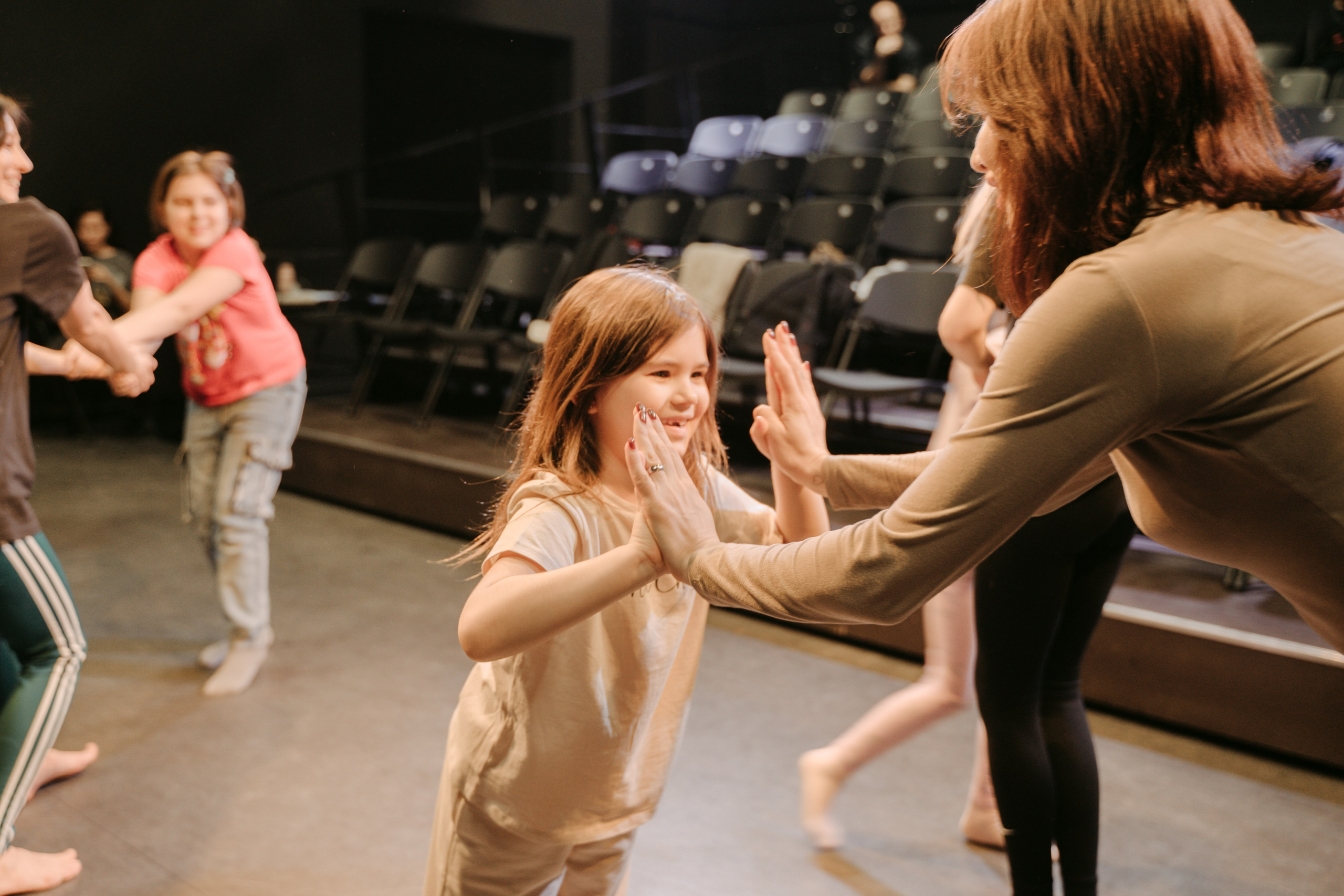 Дети танцуют // моң. Главная