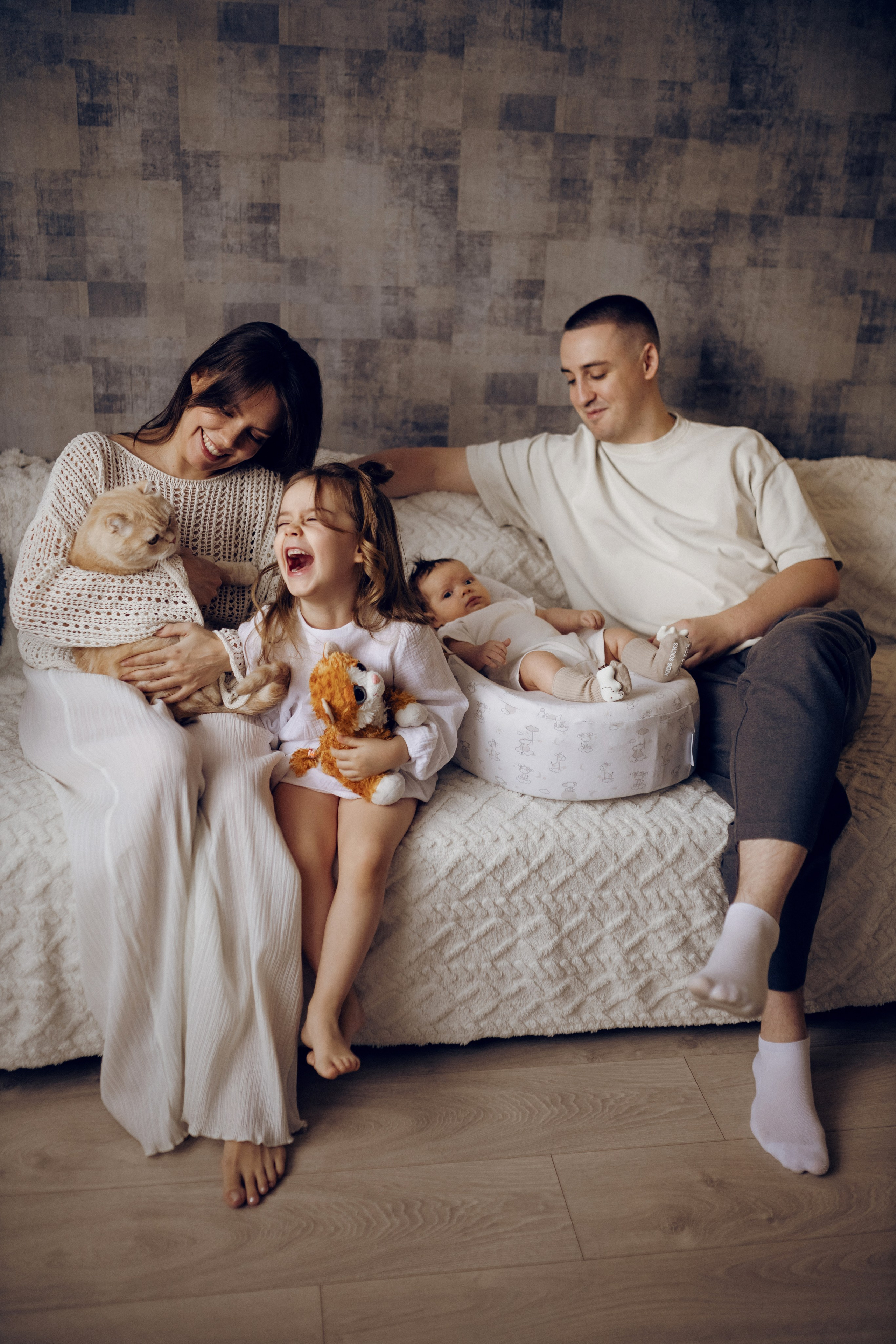 семейная фотосессия дома с двумя детьми и котом Самара