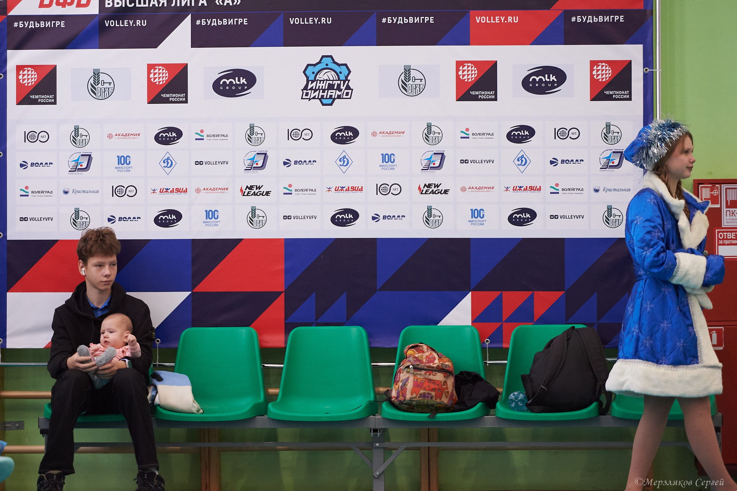 Новогодний волейбольный турнир. Ижевск. 16.12.23. Спортивный репортажный фотограф в Ижевске Сергей Мерзляков