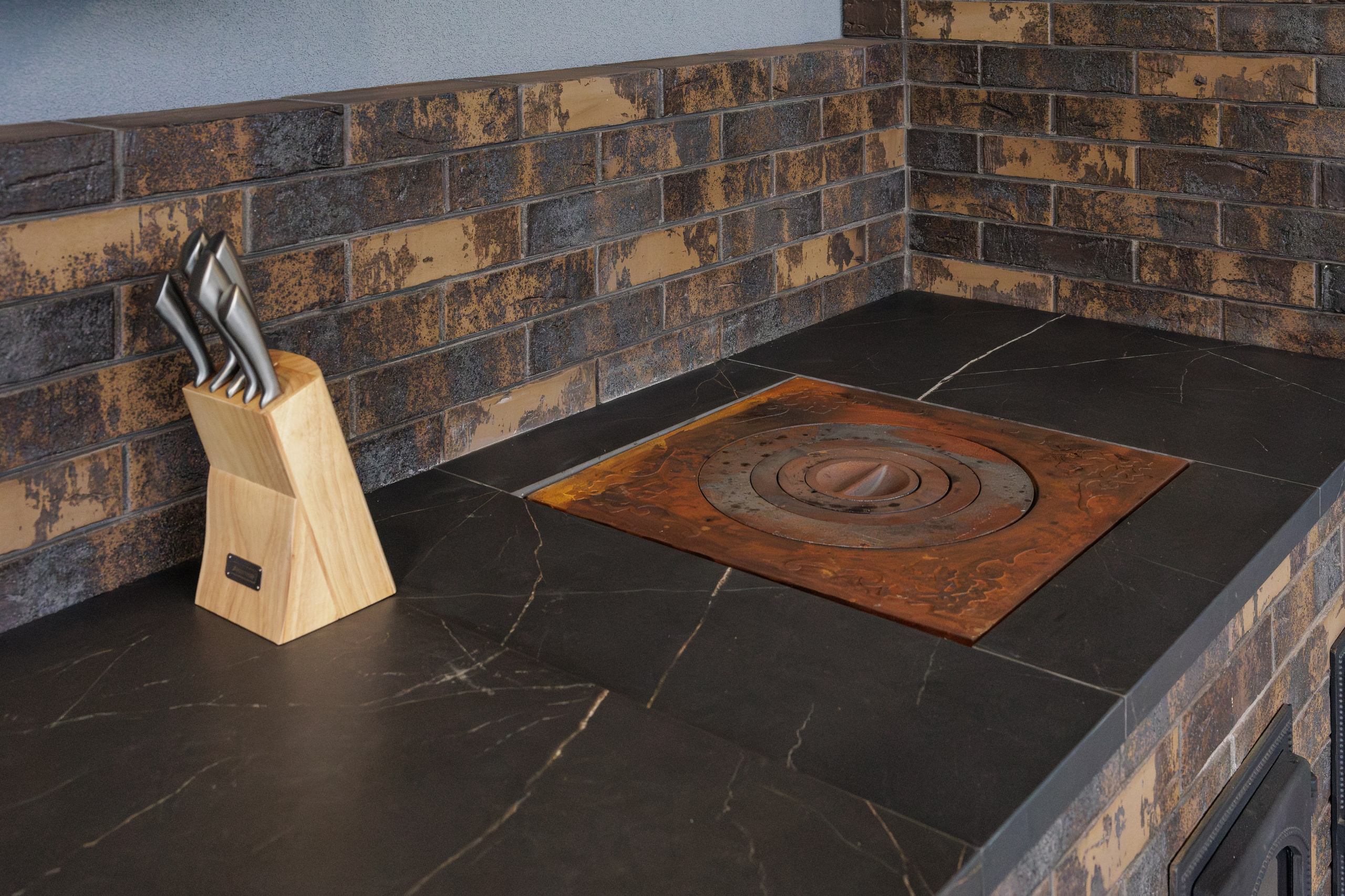 Детальная съемка кухни с печью из кирпича