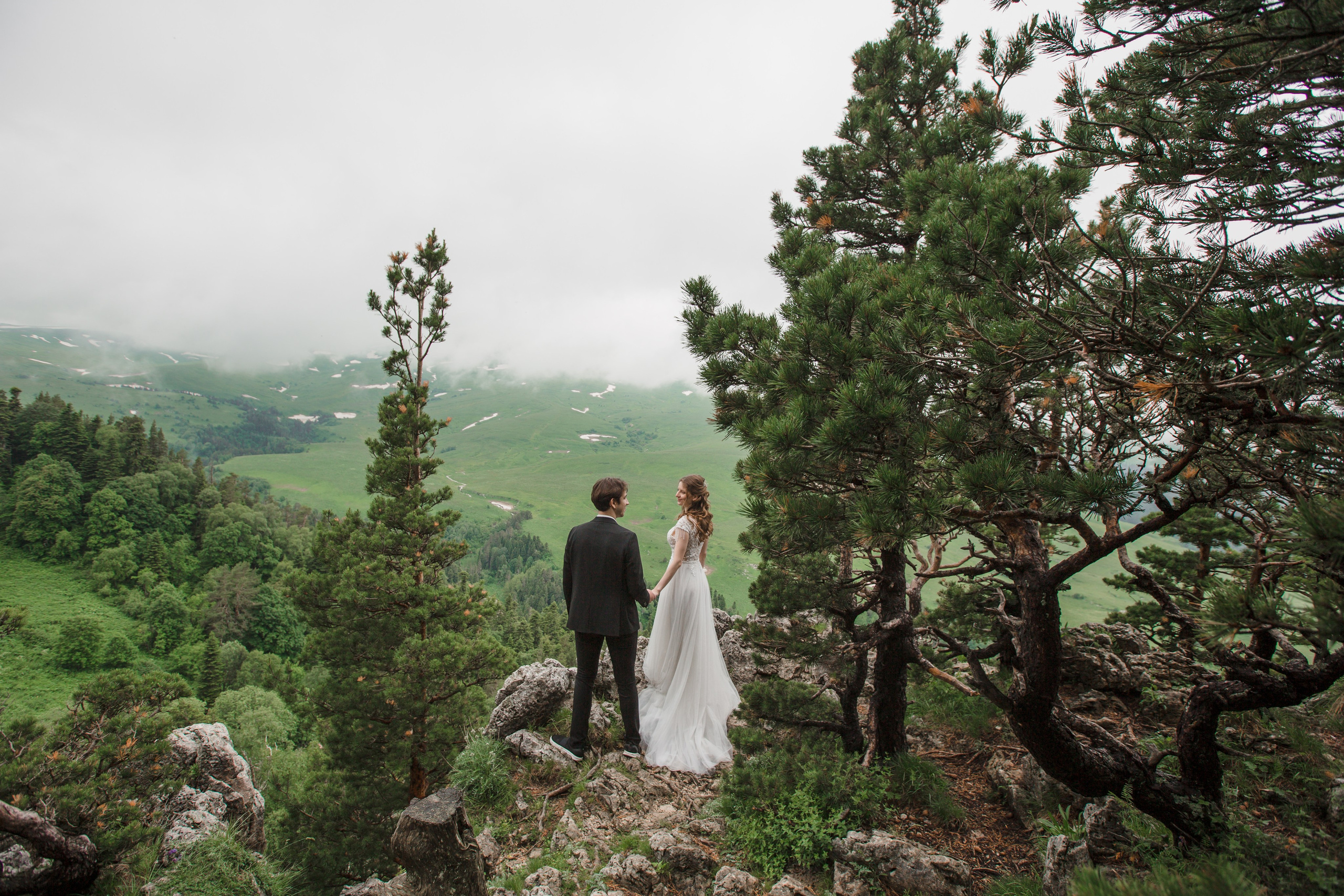 Ребята нашли друг друга в горах, очень любят походы и красоту природы.