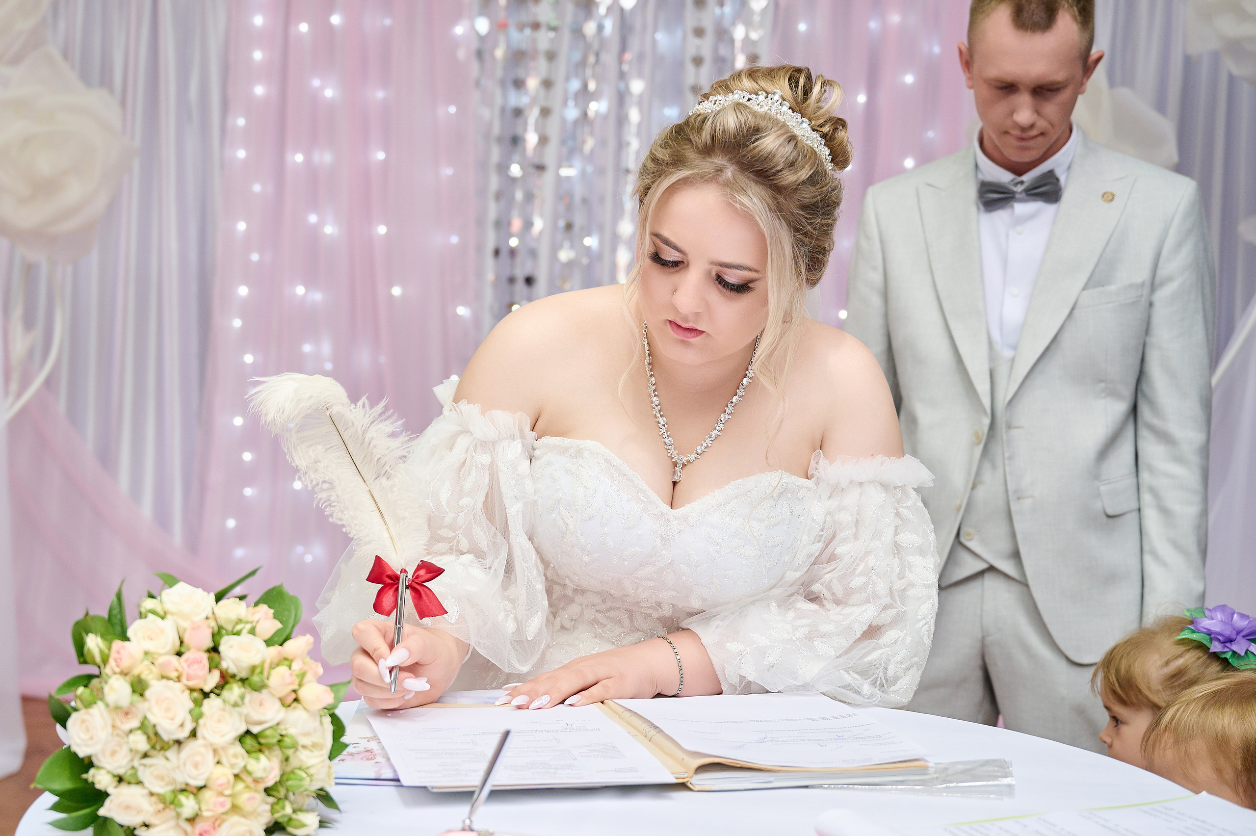 фотограф Андрей Богатов Сызрань, Свадебная фотосессия. невеста расписывается и меняет фамилию