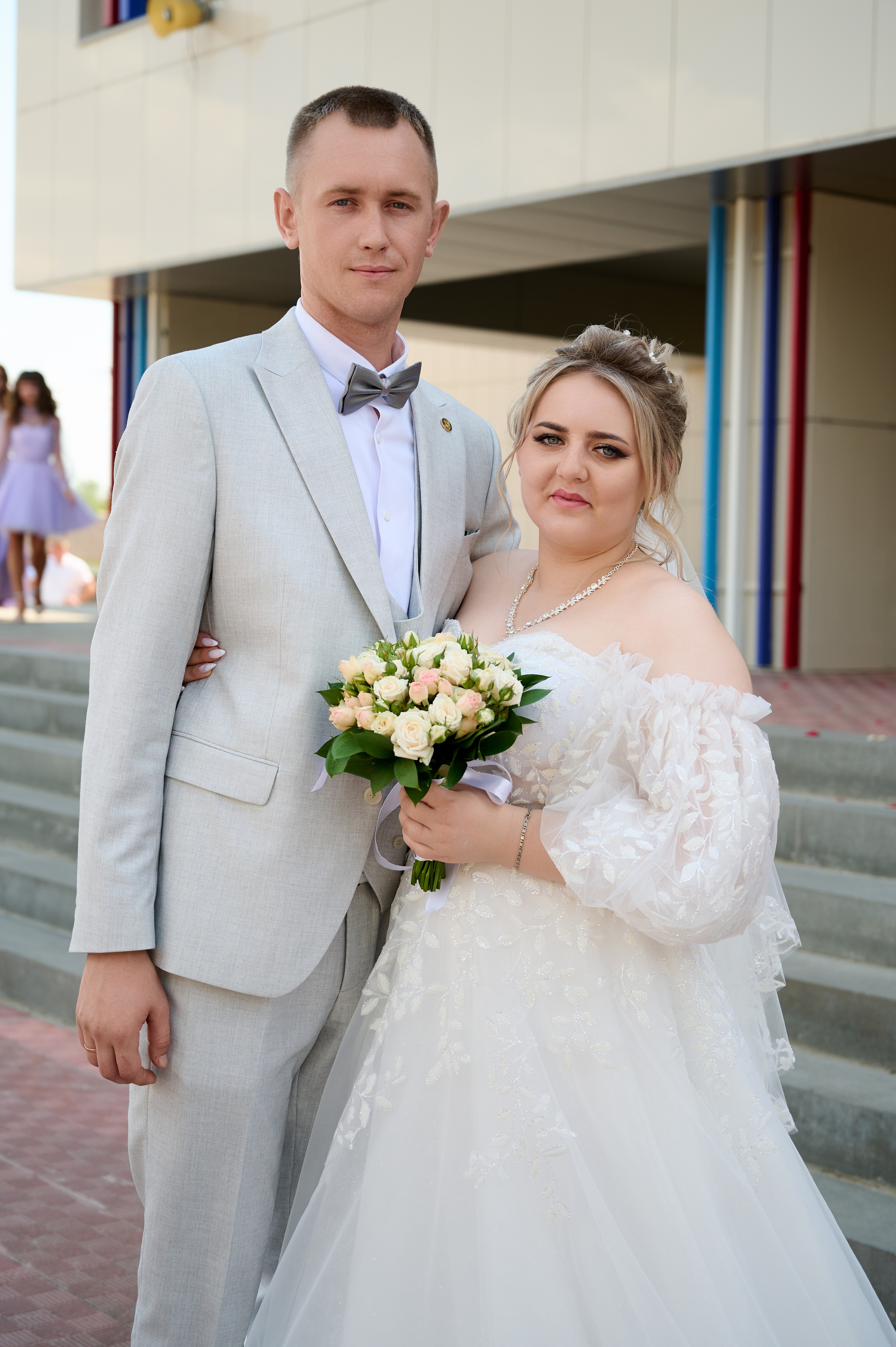 муж и его жена у загса