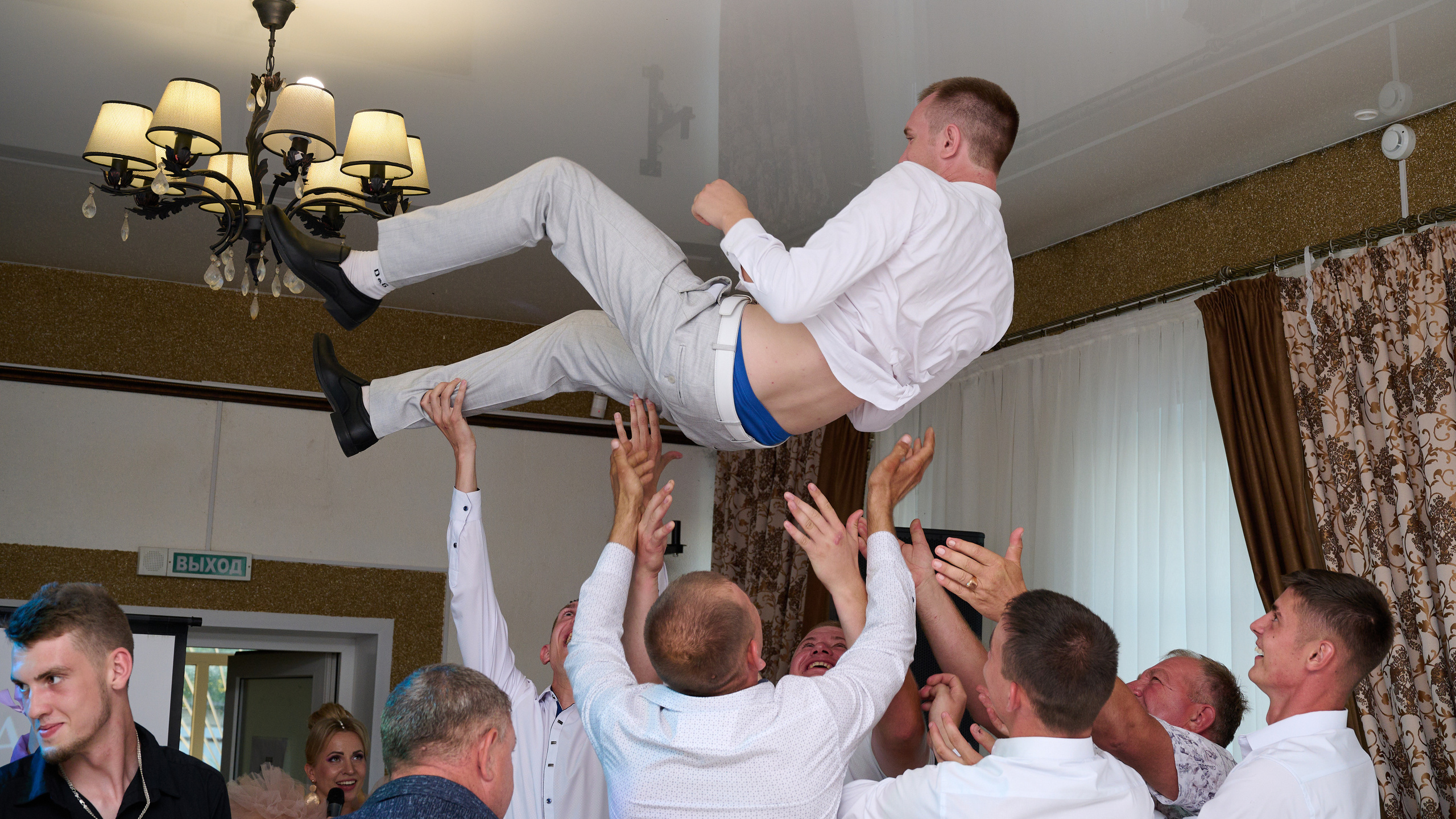 друзья подбрасывают жениха