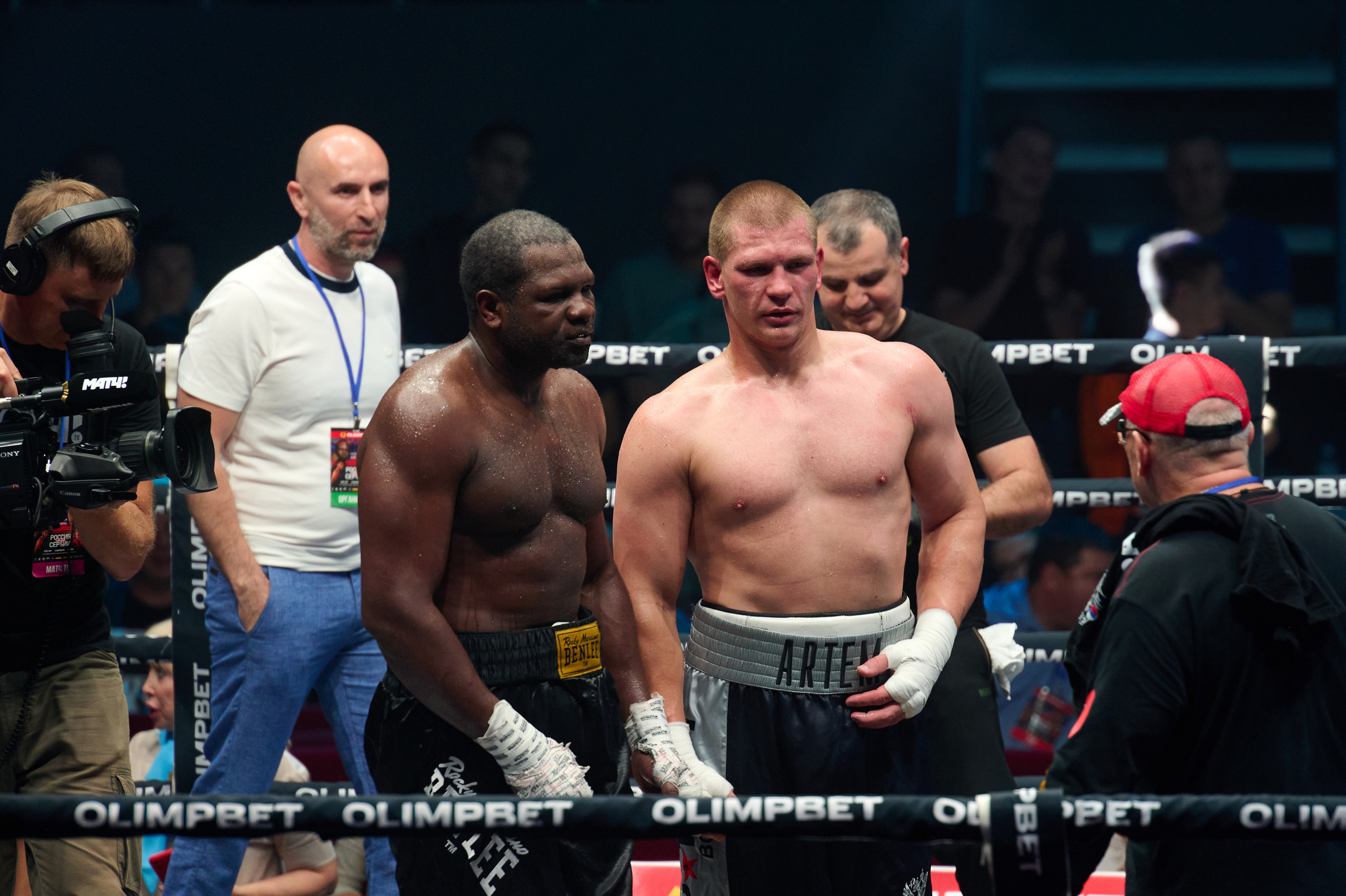 спортивный фотограф Андрей Богатов Сызрань. Бокс на Волге. Кевин Блю Джонсон vs Артем Сусленков