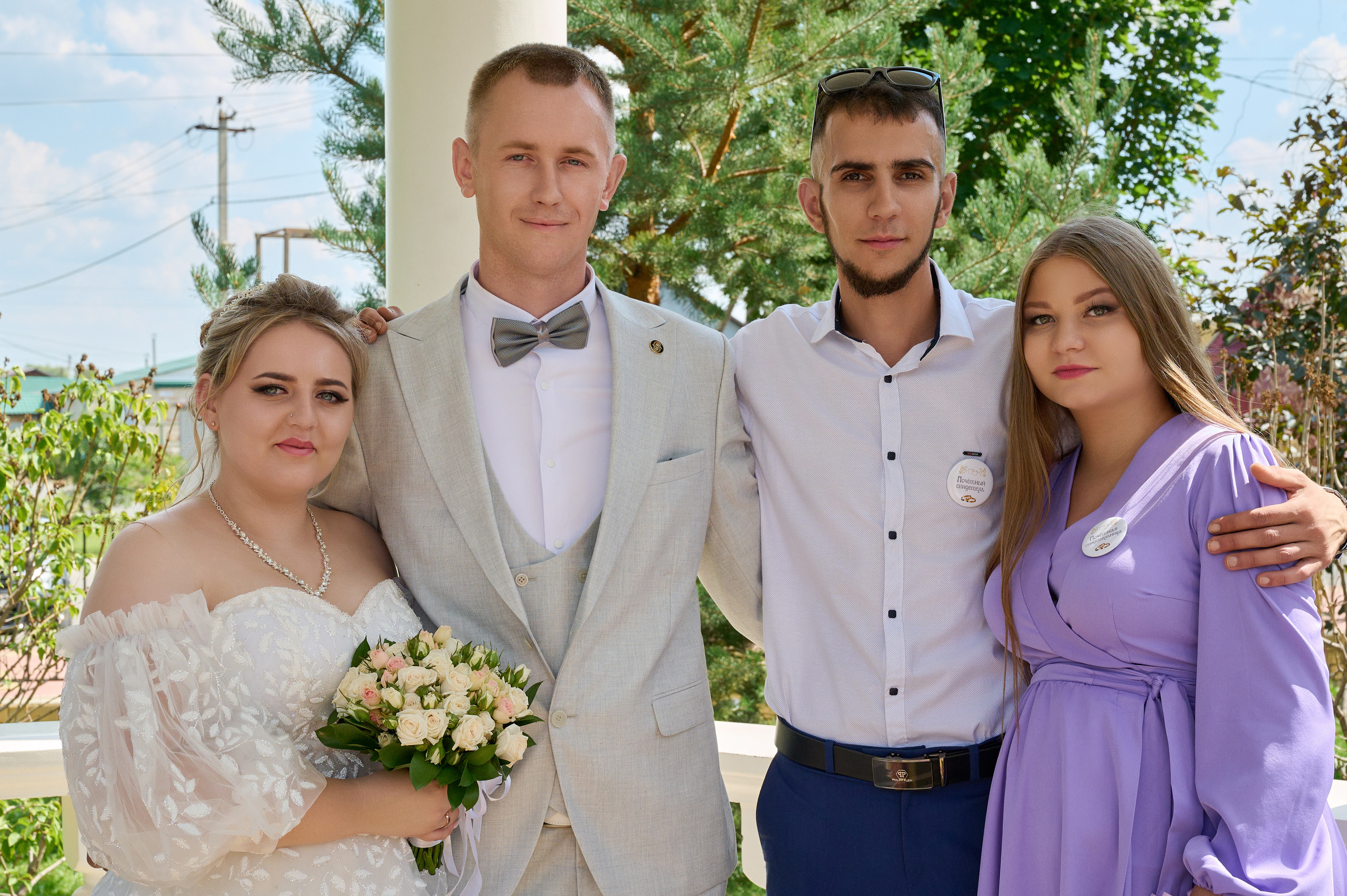 свидетель и свидетельница рядом с молодоженами