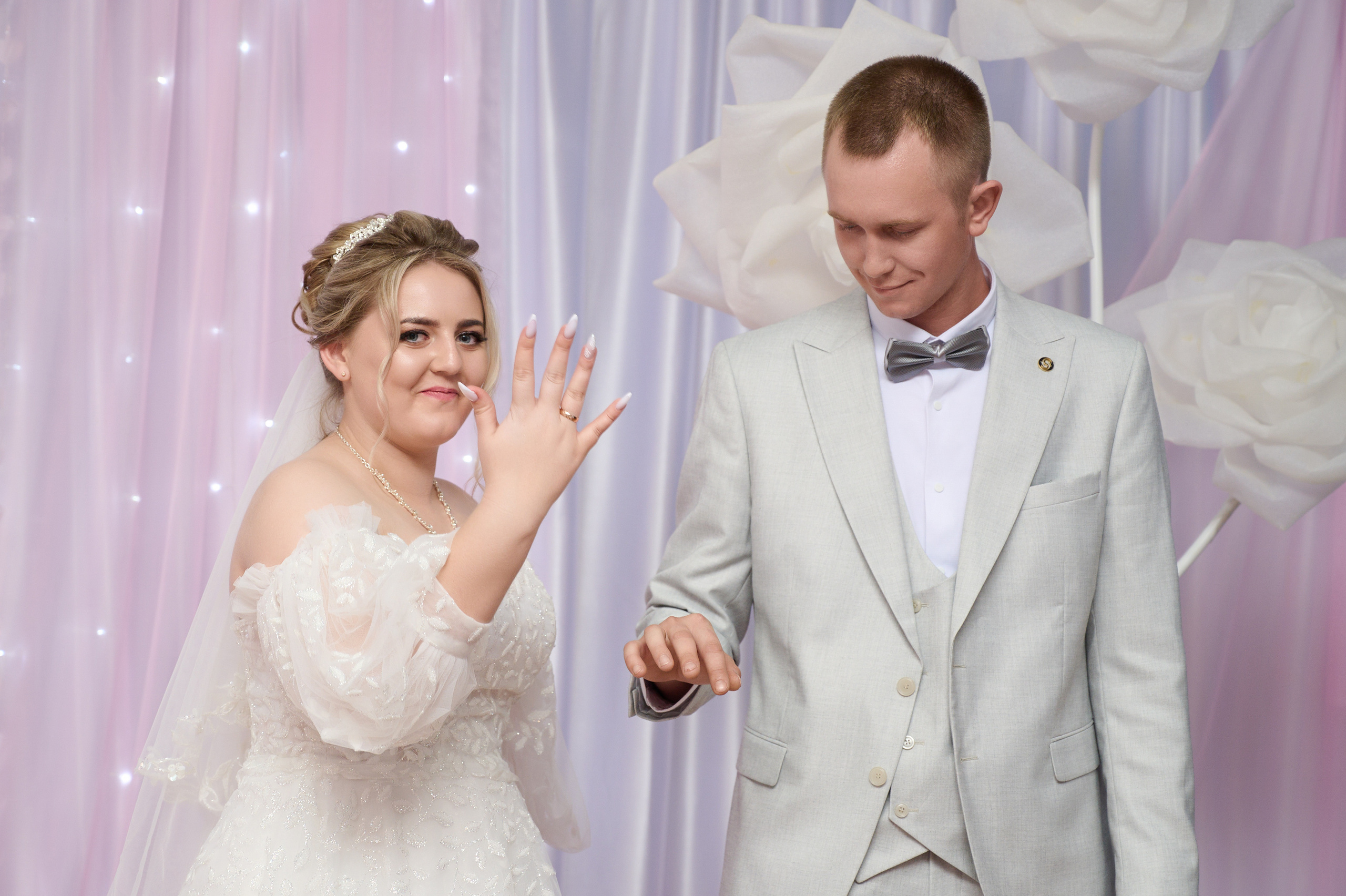 молодожены надели обручальные кольца