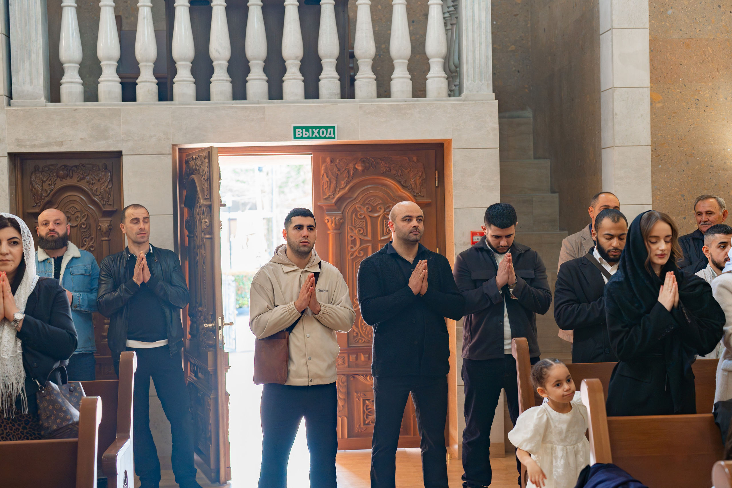 Крещение  ребёнка в храме. Фотограф видеограф Геннадий Янбаев в Сочи, Краснодаре