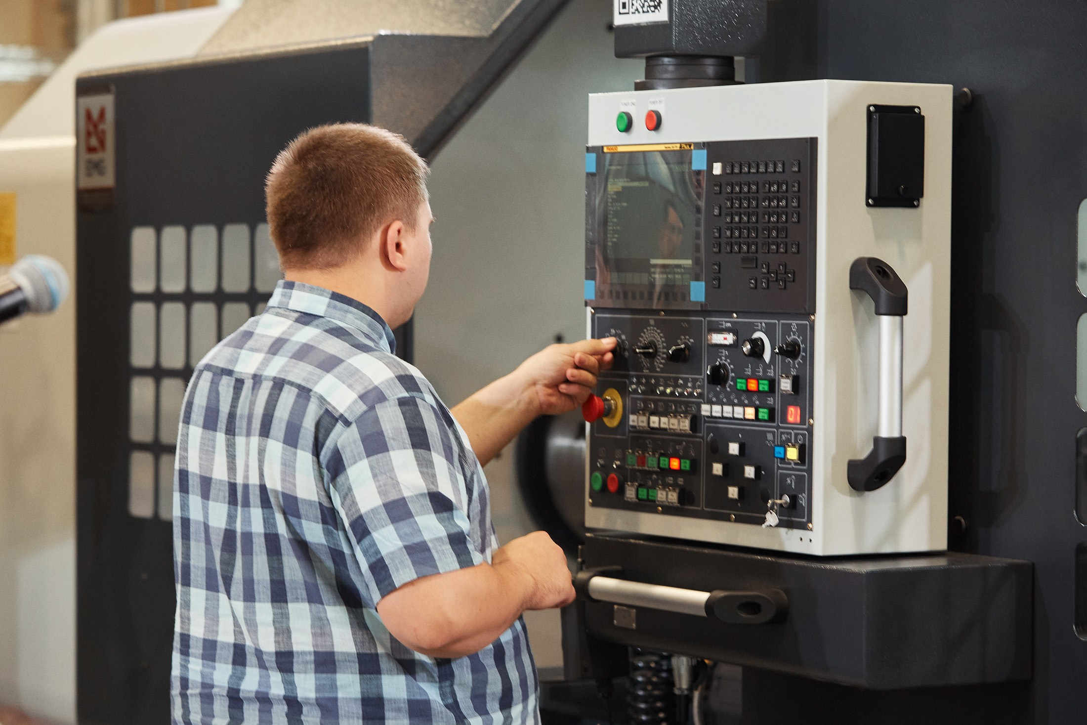 EMG / Международный форум / Презентация нового высокоточного станка. Антон Артюшин, портретный фотограф. Москва