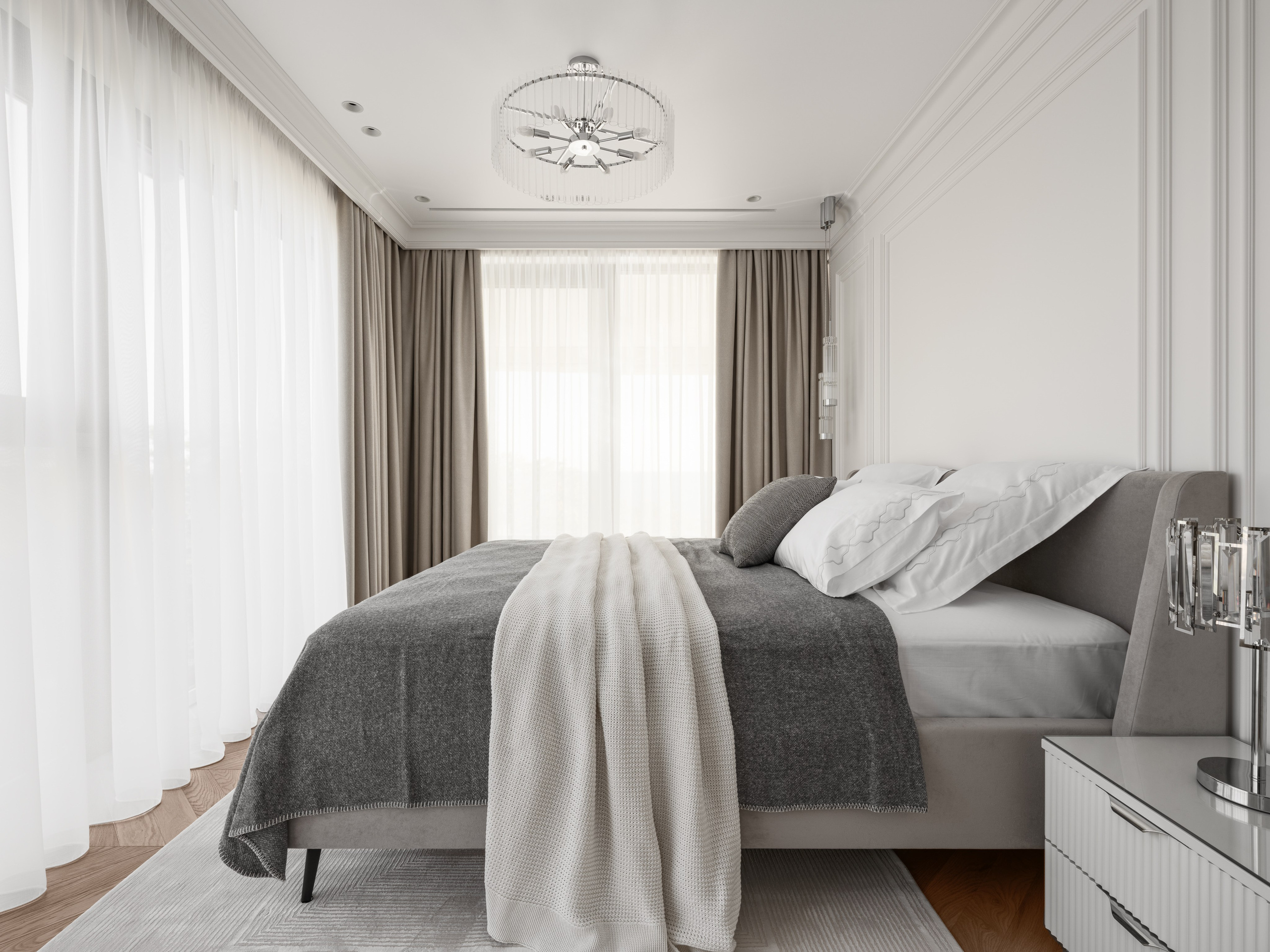 Светлая спальня с большой кроватью, серым пледом и мягкими подушками, широкими окнами и лёгкими шторами, утренний свет подчёркивает уют интерьера — оформление Алёны Боярской, стилист Наталья Якушева, фото Сергей Денисенко.
