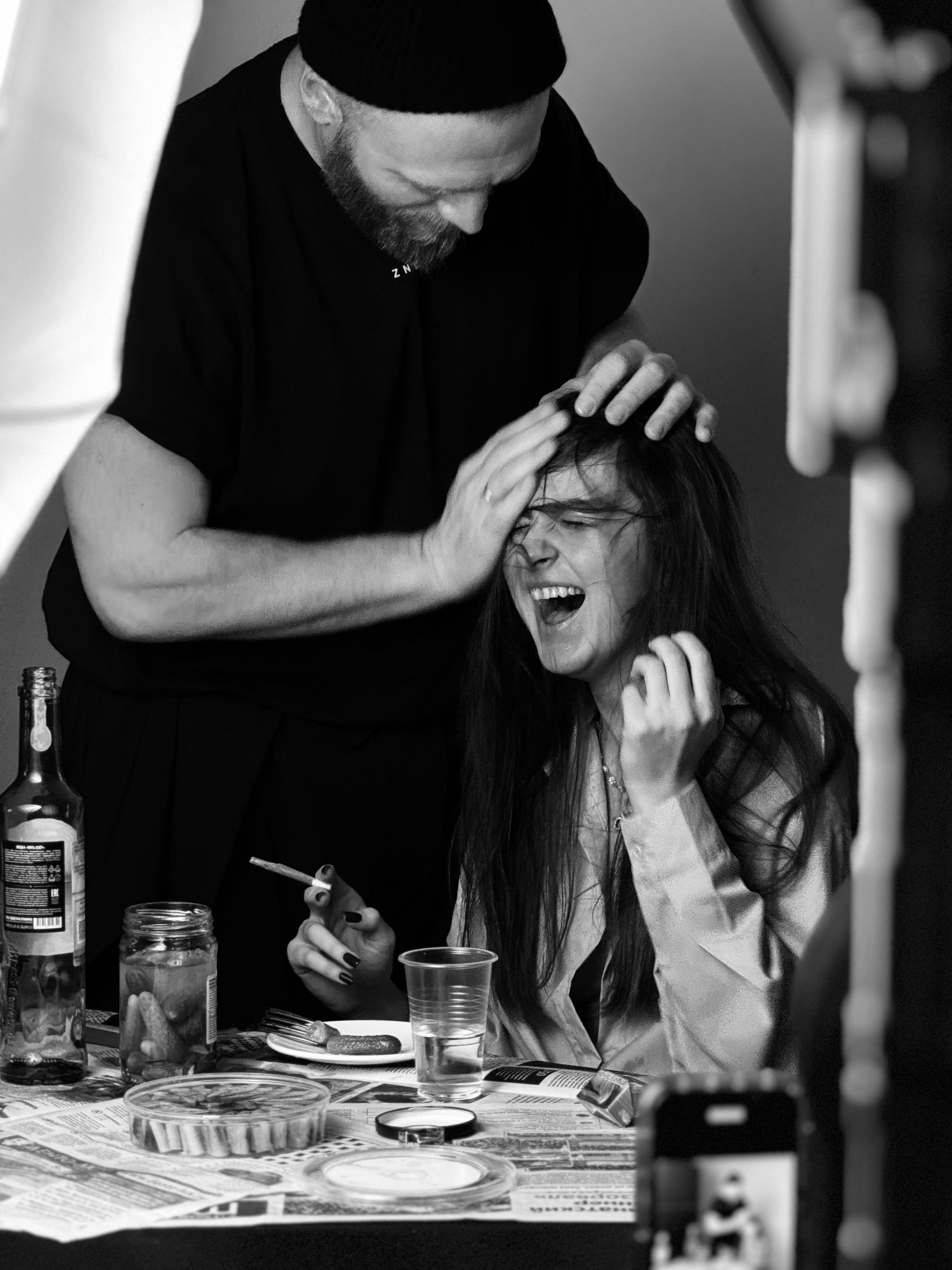 Эмоциональный момент с вечеринки, пойманный в кадре