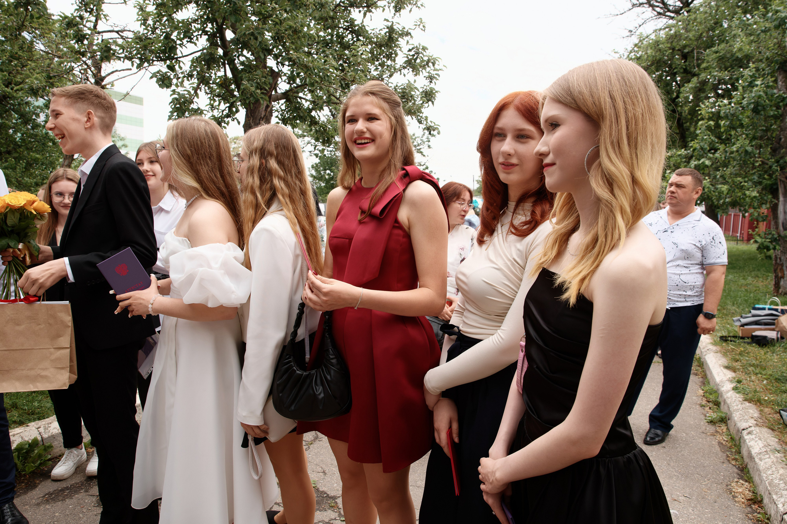 Вручение аттестатов Школа № 57. Семейный фотограф — Макс Белогрудов