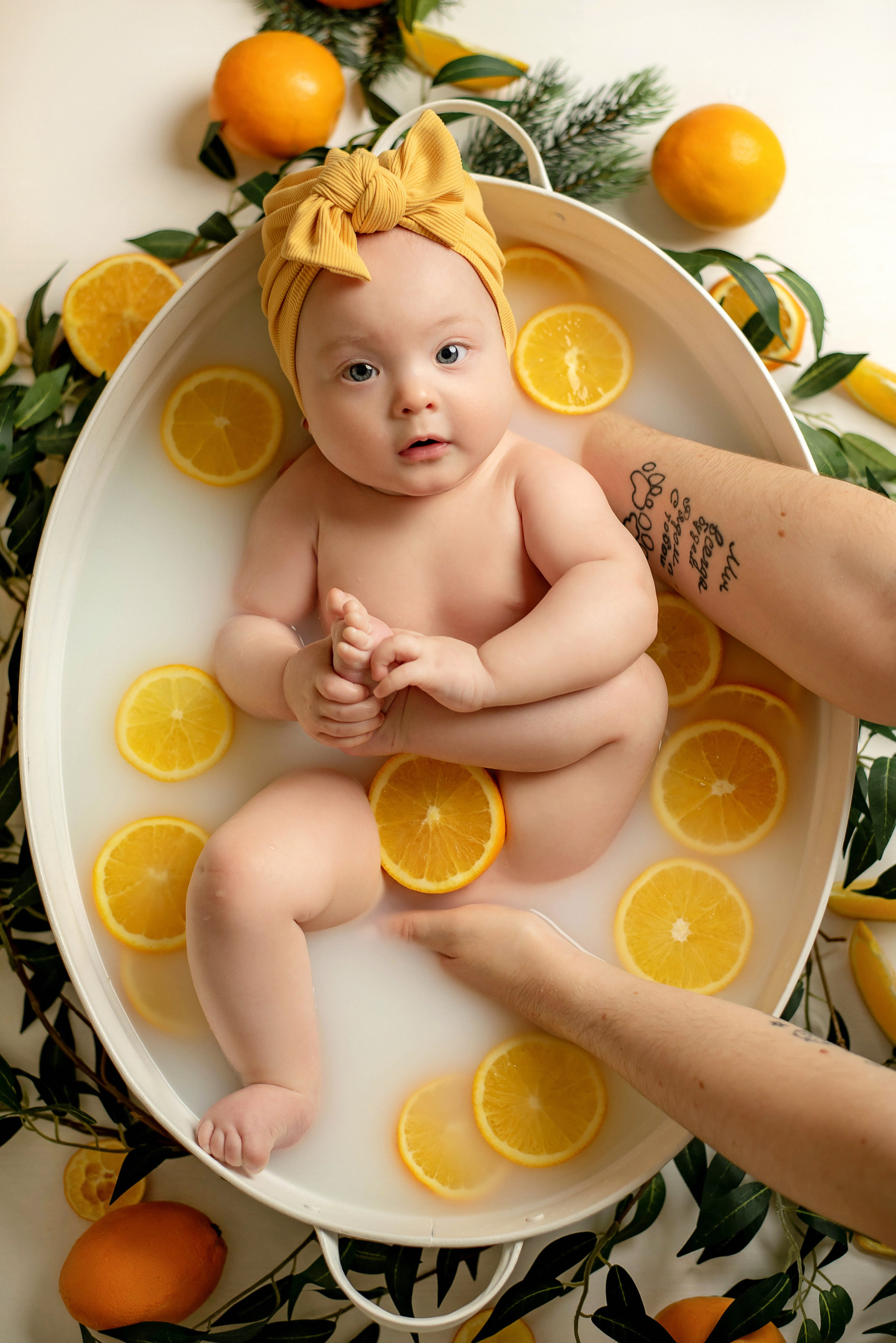 Лиза- купание с апельсинками НГ. Семейный и детский фотограф Наталья Горда