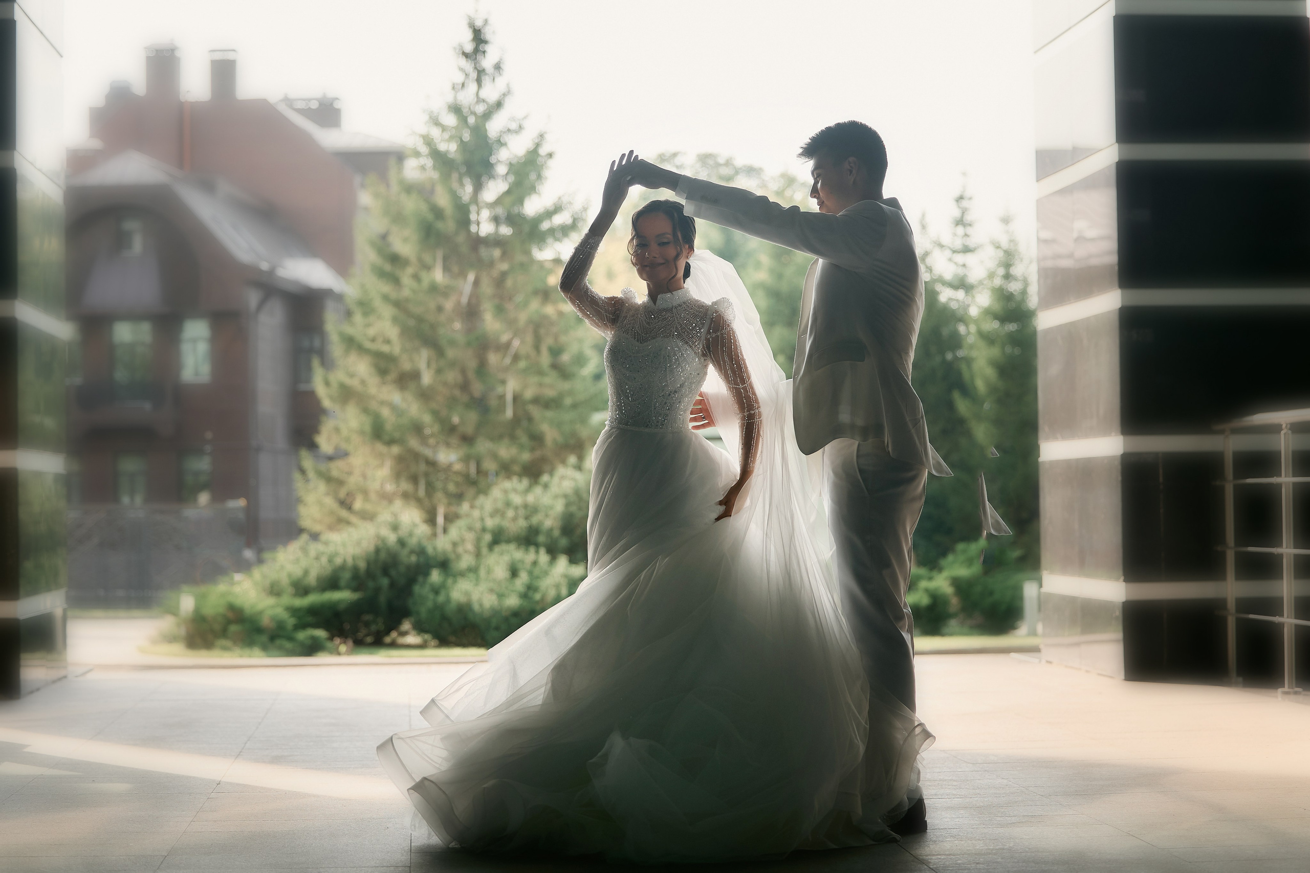 Аяз и Аделя. Свадебная фотосессия душевной пары в белых одеяниях на белых одеялах…. Мое имя Раиль. Я репортажный фотограф в Казани, так же мой любимый жанр — свадебный фотограф