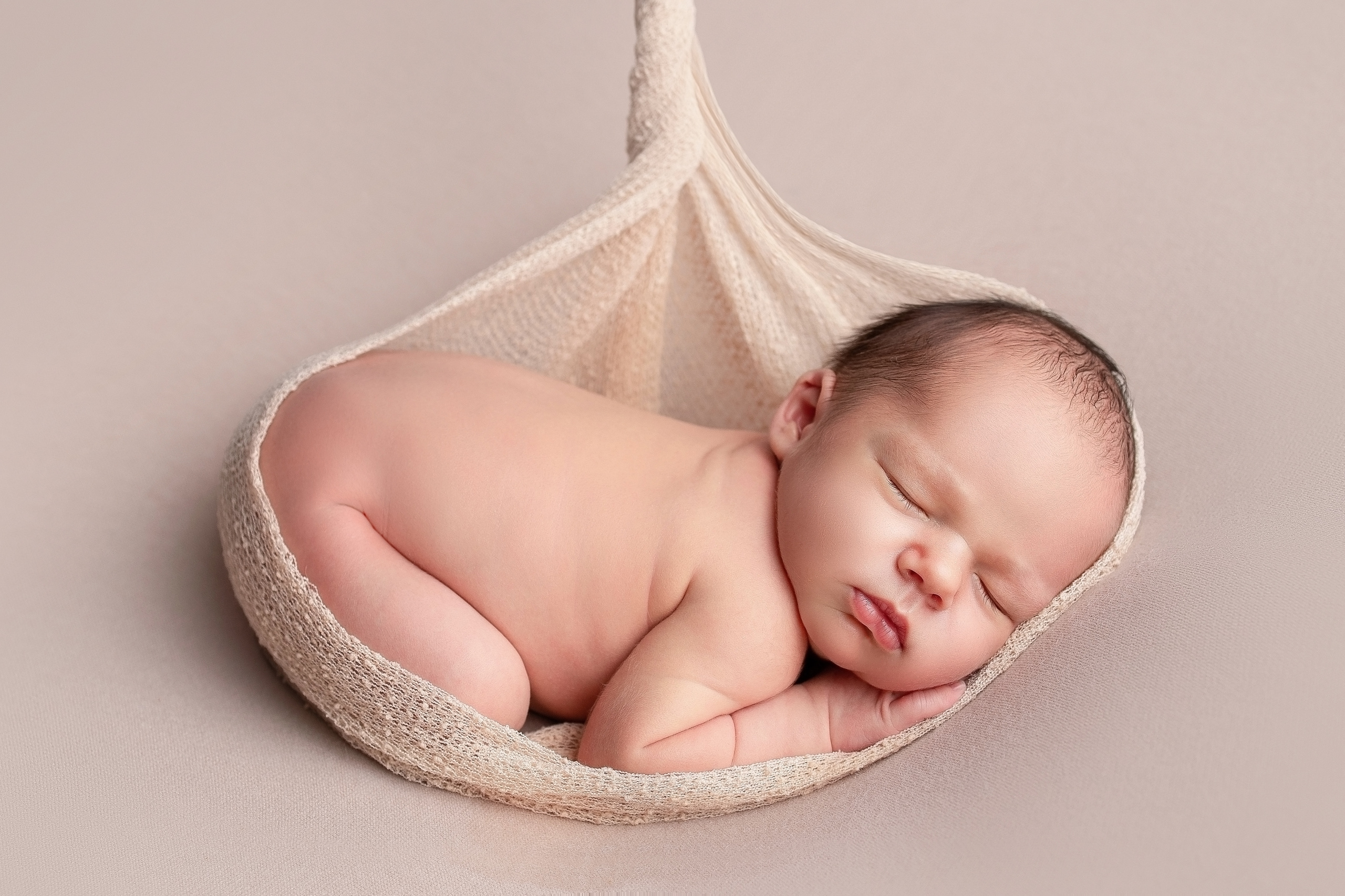 Нежная и милая фотосессия первых дней жизни Вашего ребенка в Минске. Фотограф новорождённых Минск — стоимость newborn фотосессии в Минске