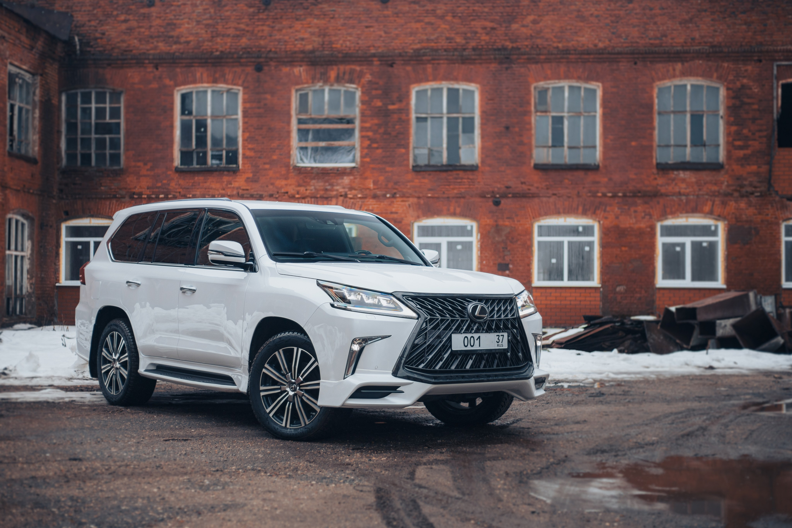 Передняя часть 3/4 Lexus LX 570 с фирменной решеткой радиатора и светодиодной оптикой