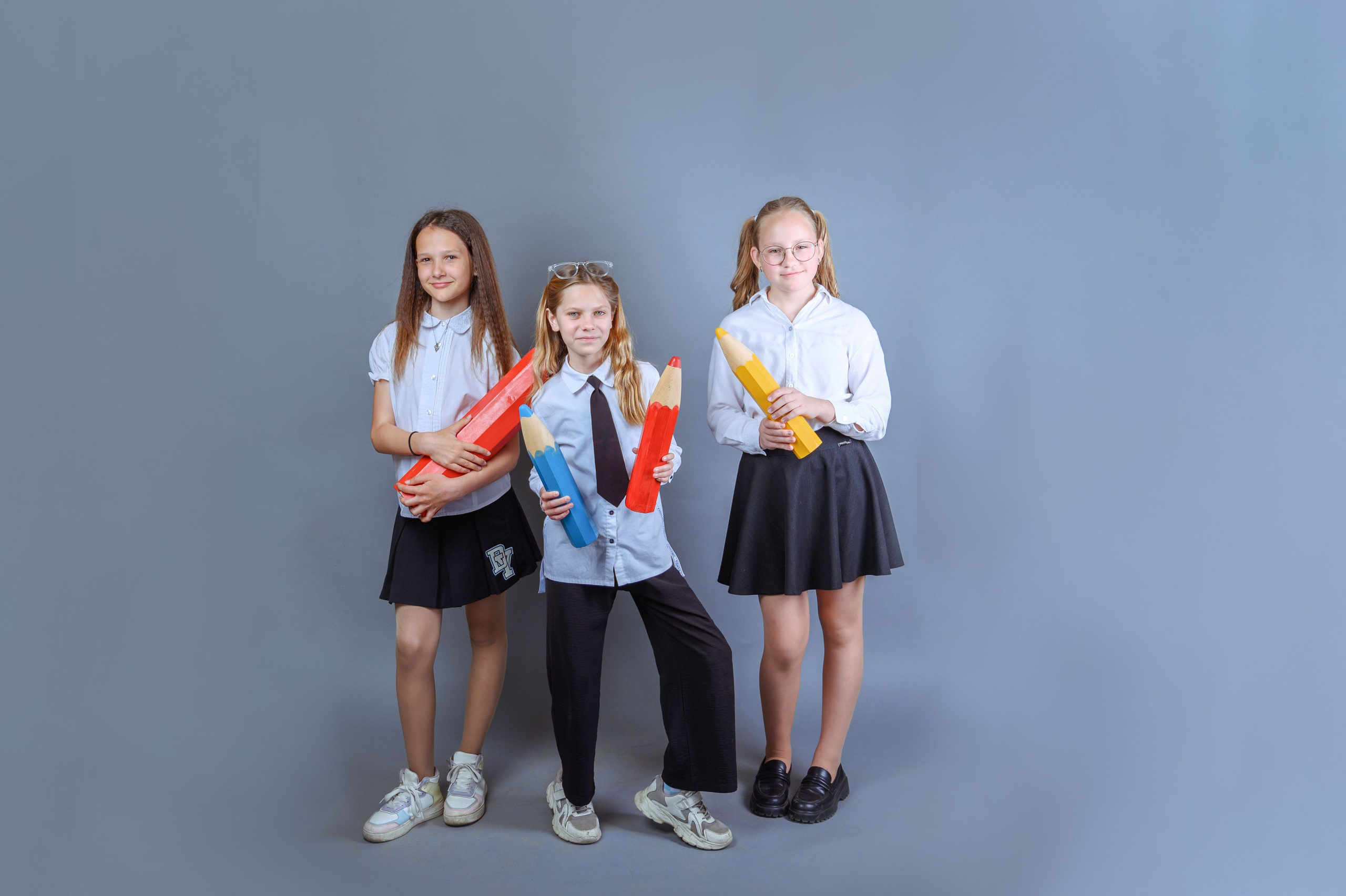 Фотосъемка на фоне с реквизитом. Фотограф. Выпускные альбомы в Барнауле