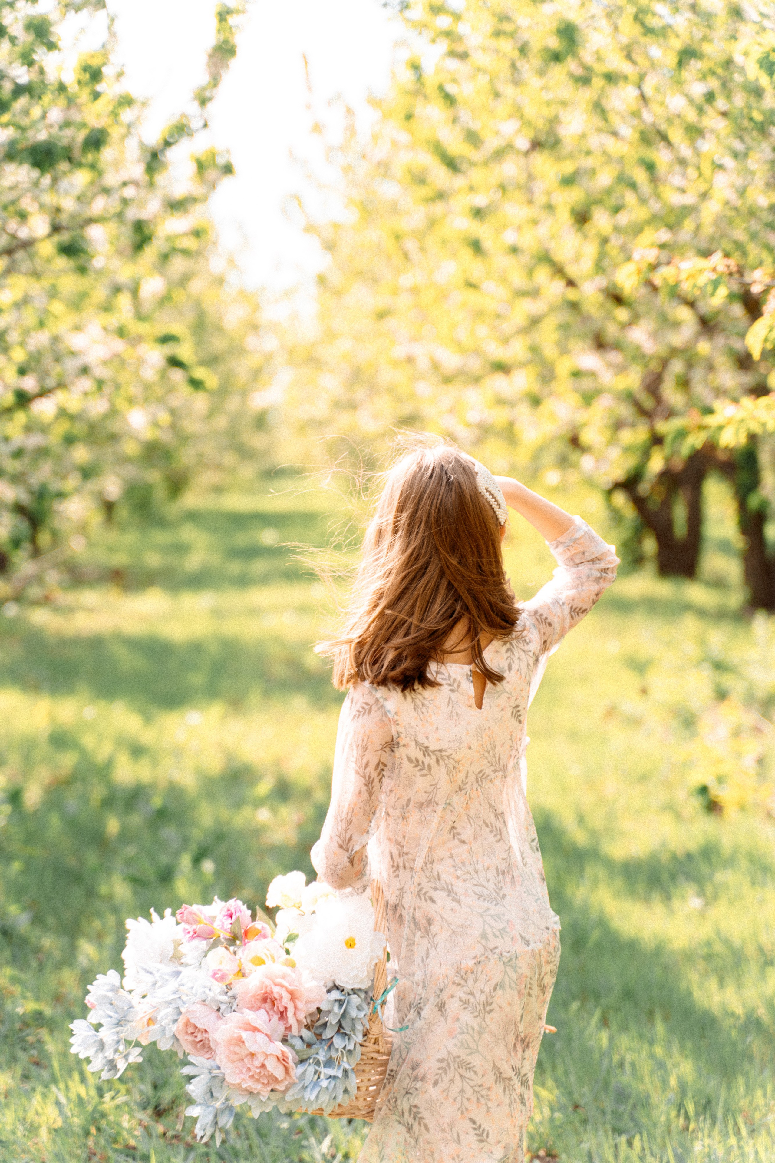 Сава и Ася в цветущем саду. Семейный фотограф Новочеркасск