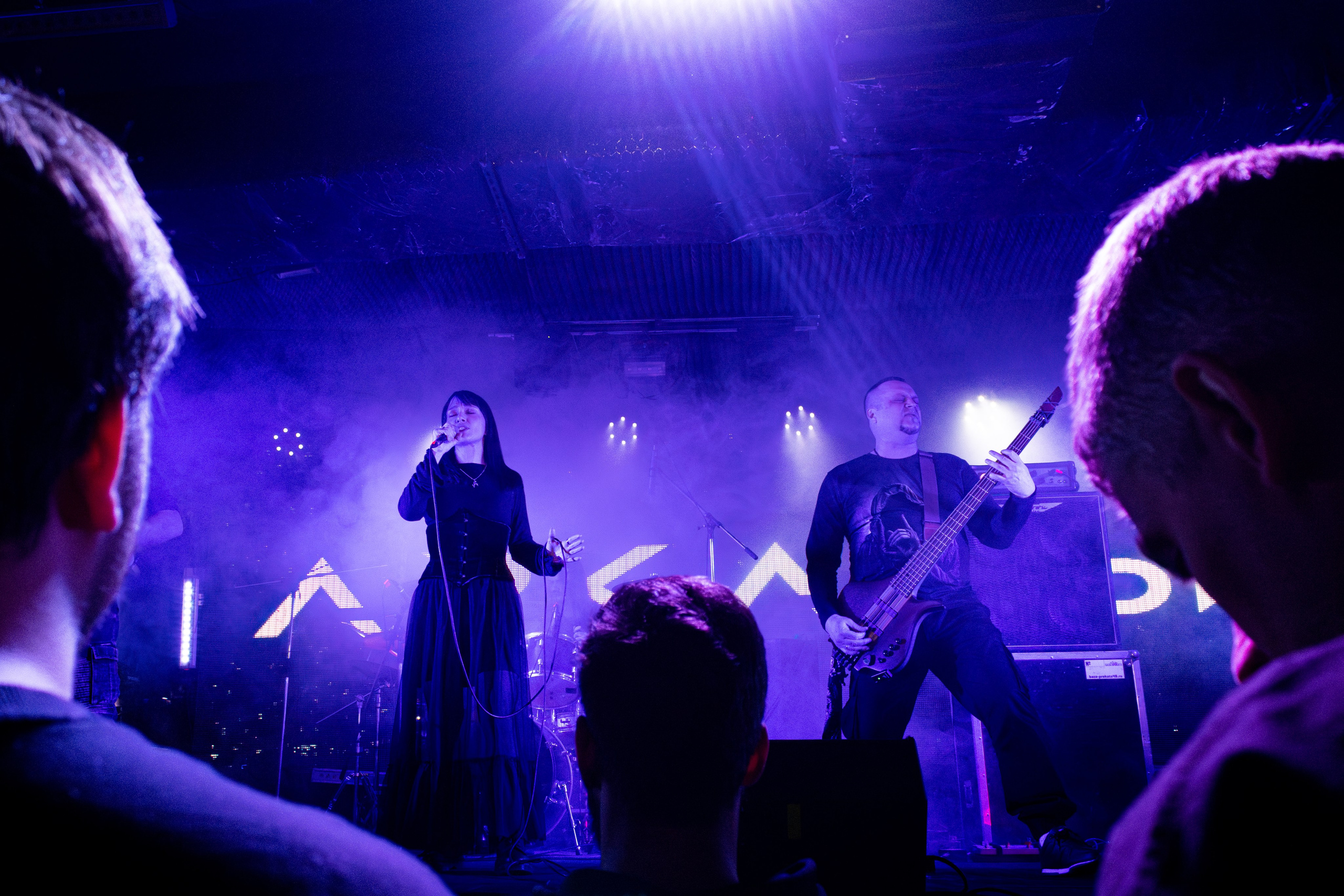 Живое выступление на сцене