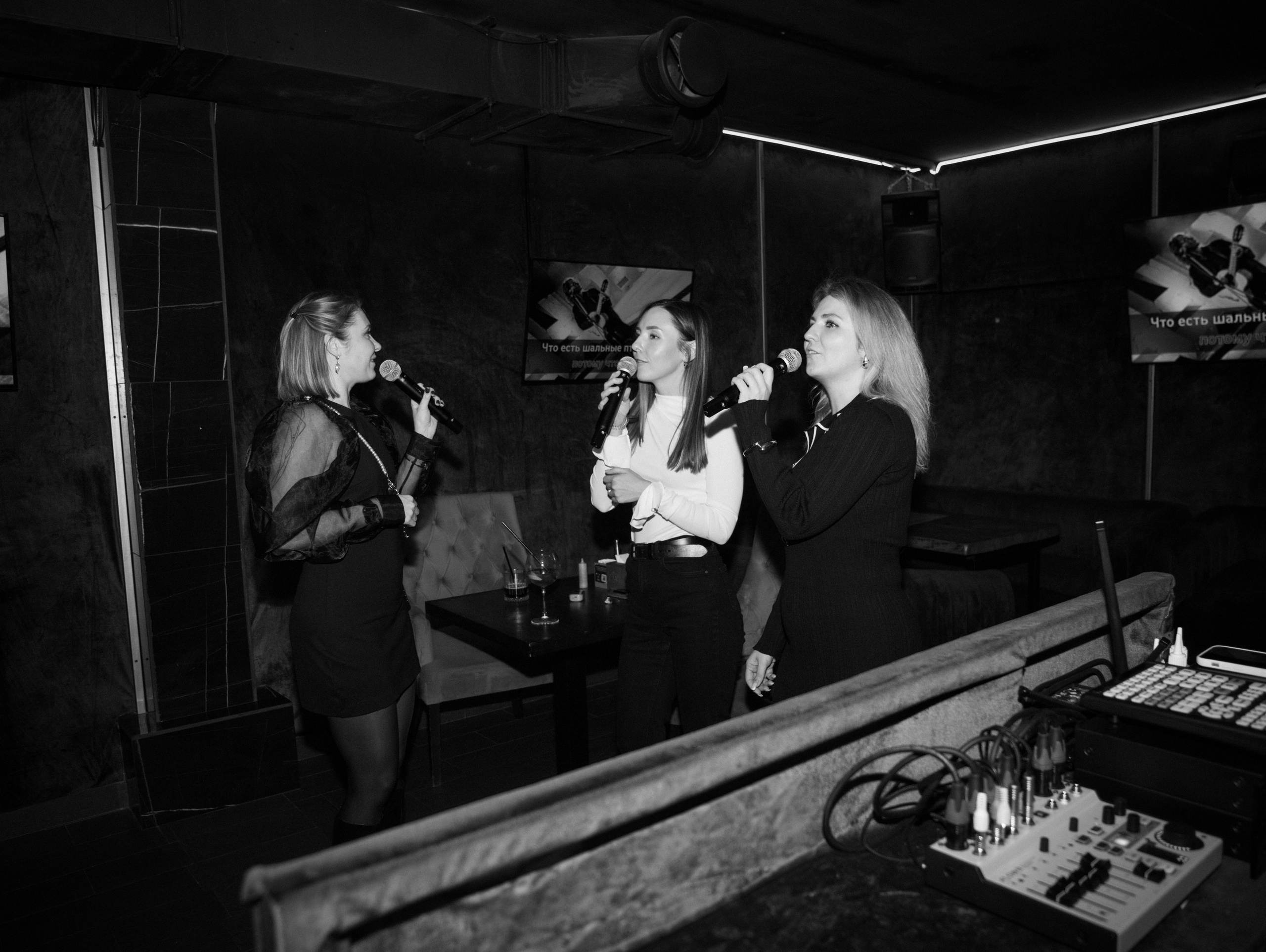 Репортажка из кальян-бара. Свадебный и семейный фотограф в Москве Мила Широких