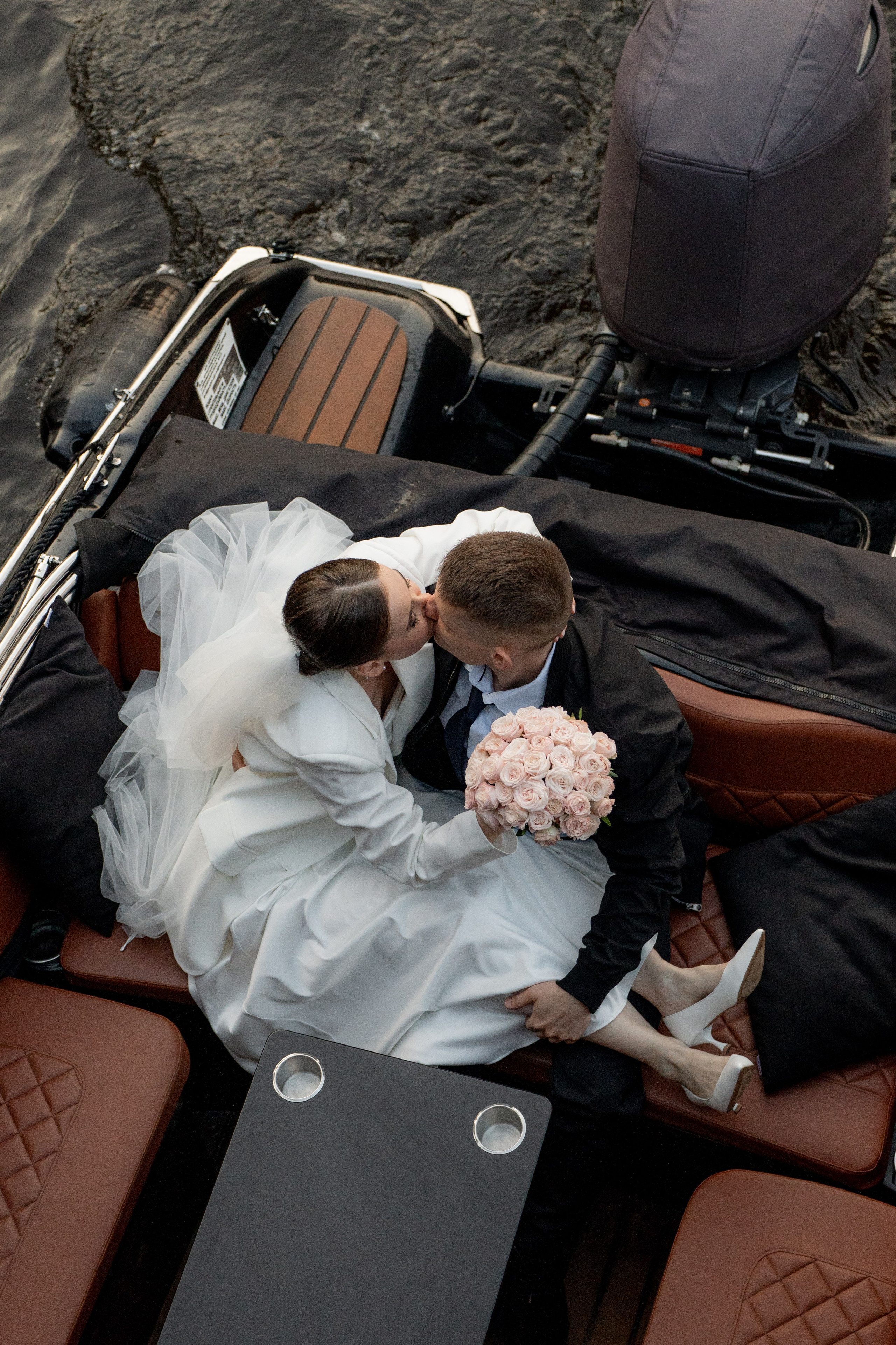 Красивые места для свадебной фотосессии летом в Санкт-Петербурге. Свадебный фотограф Александр Невский в Санкт-Петербурге