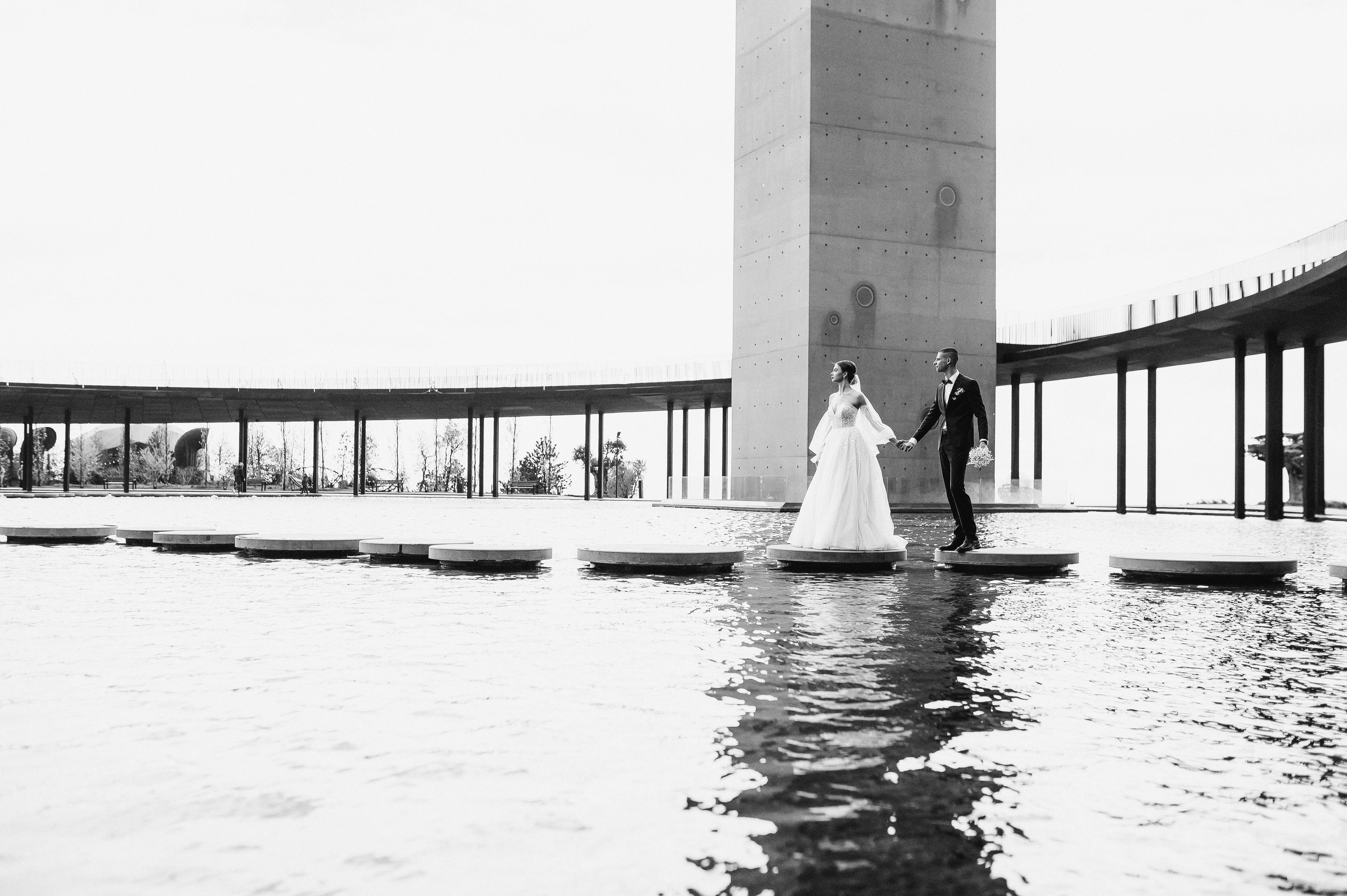 Свадебное утро и прогулка красивой яркой пары. Свадебный и семейный фотограф в Симферополе Дарья Маркова